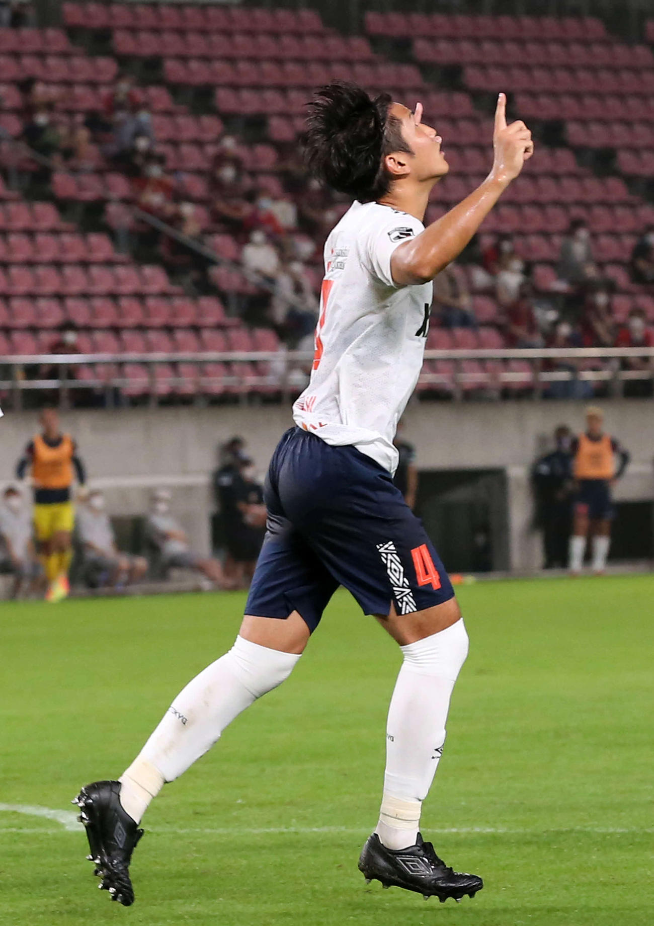 前半、ゴールを決め喜ぶ東京DF渡辺（撮影・河野匠）
