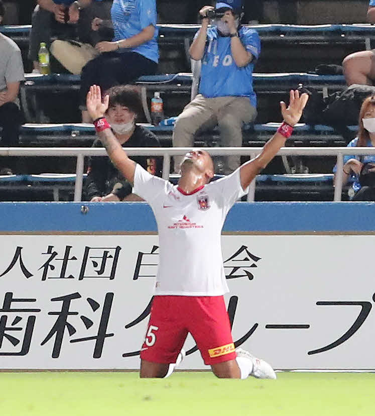 横浜FC対浦和　後半、先制ゴールを決めて喜ぶ浦和FWレオナルド（撮影・丹羽敏通）