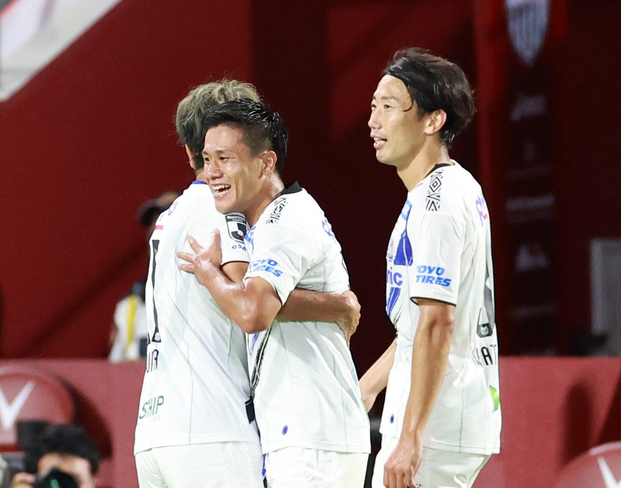後半17分、先制ゴールを決めたG大阪FW小野（中央）は抱き合って喜ぶ（撮影・清水貴仁）