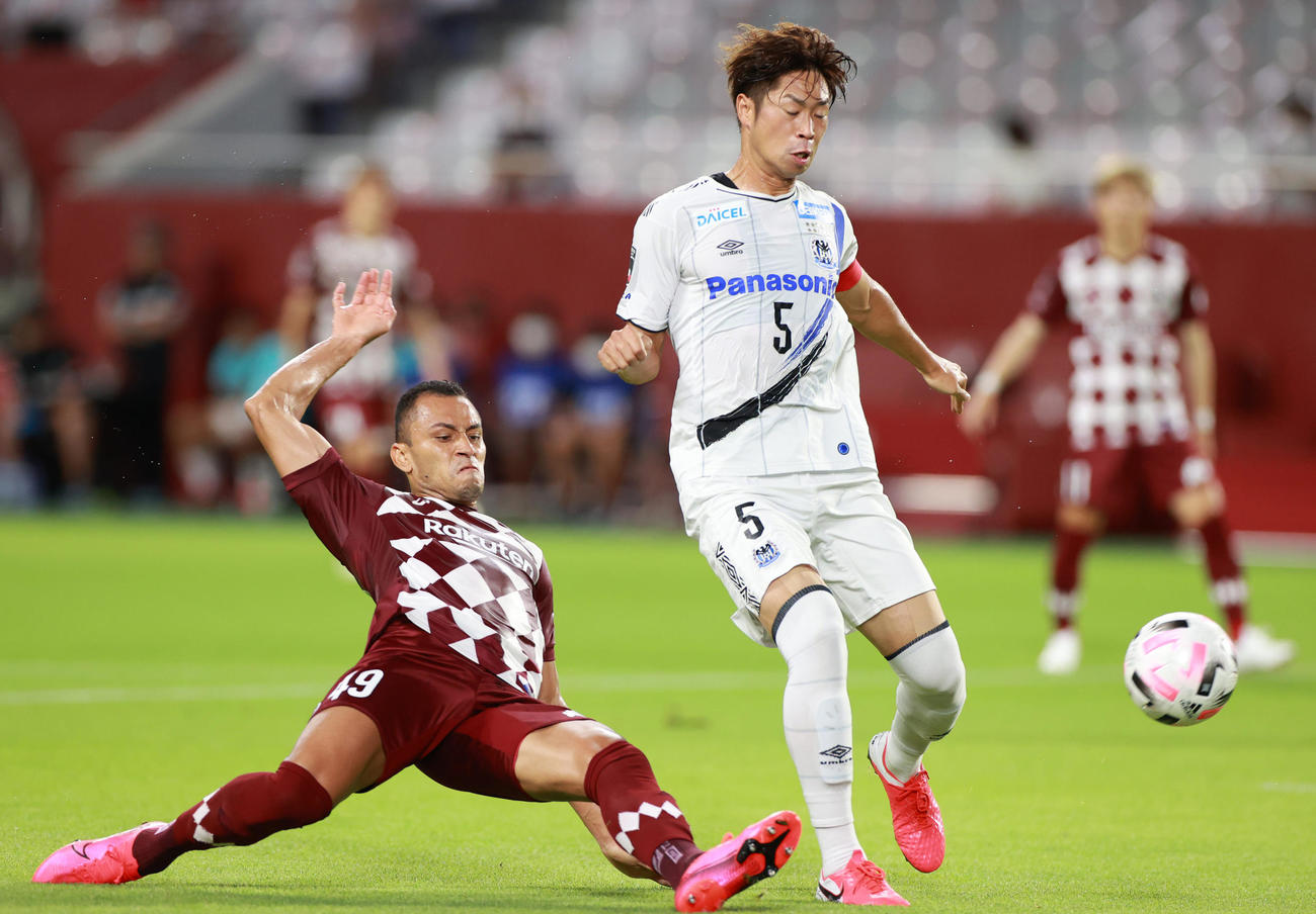 神戸対G大阪　前半、ゴール前でシュートを放つ神戸FWドウグラス（左）、右はG大阪三浦（撮影・清水貴仁）