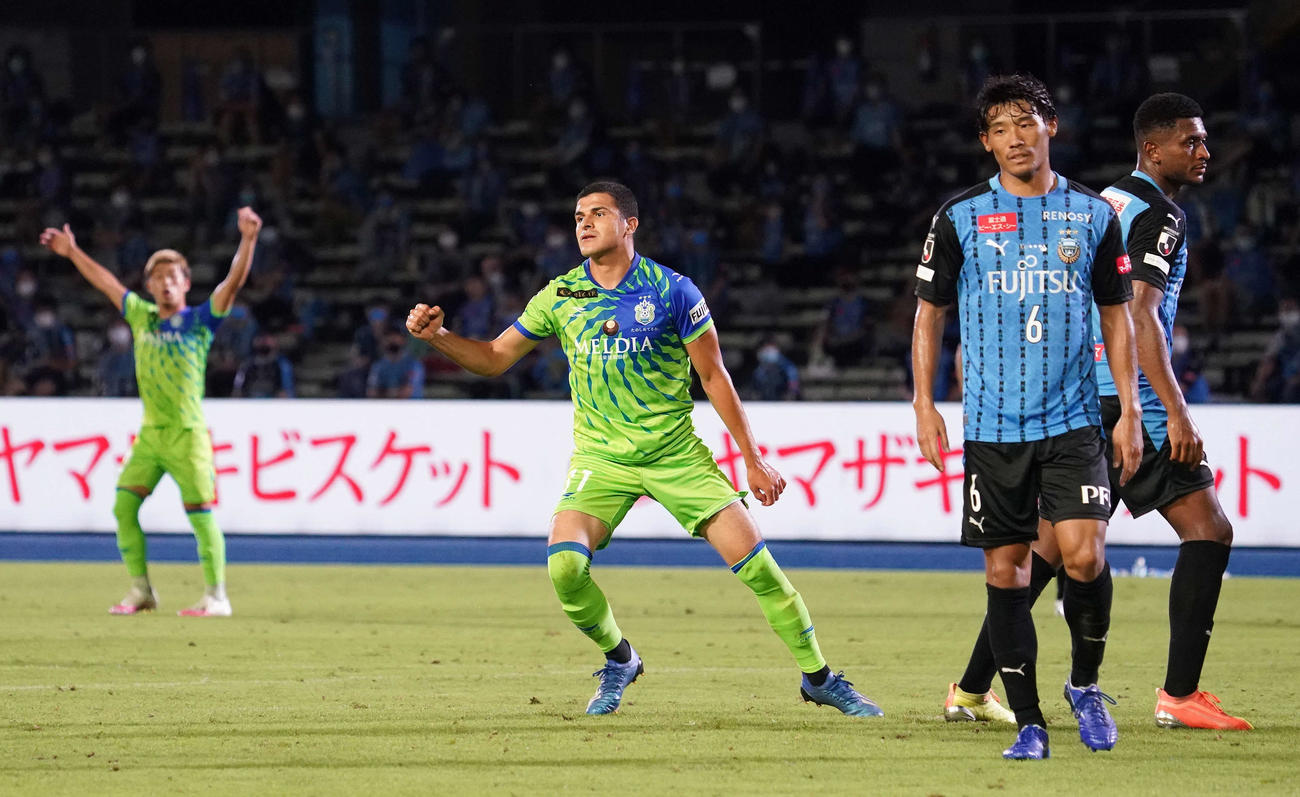 川崎F対湘南　後半、先制ゴールを決めガッツポーズする湘南FWタリク（撮影・江口和貴）