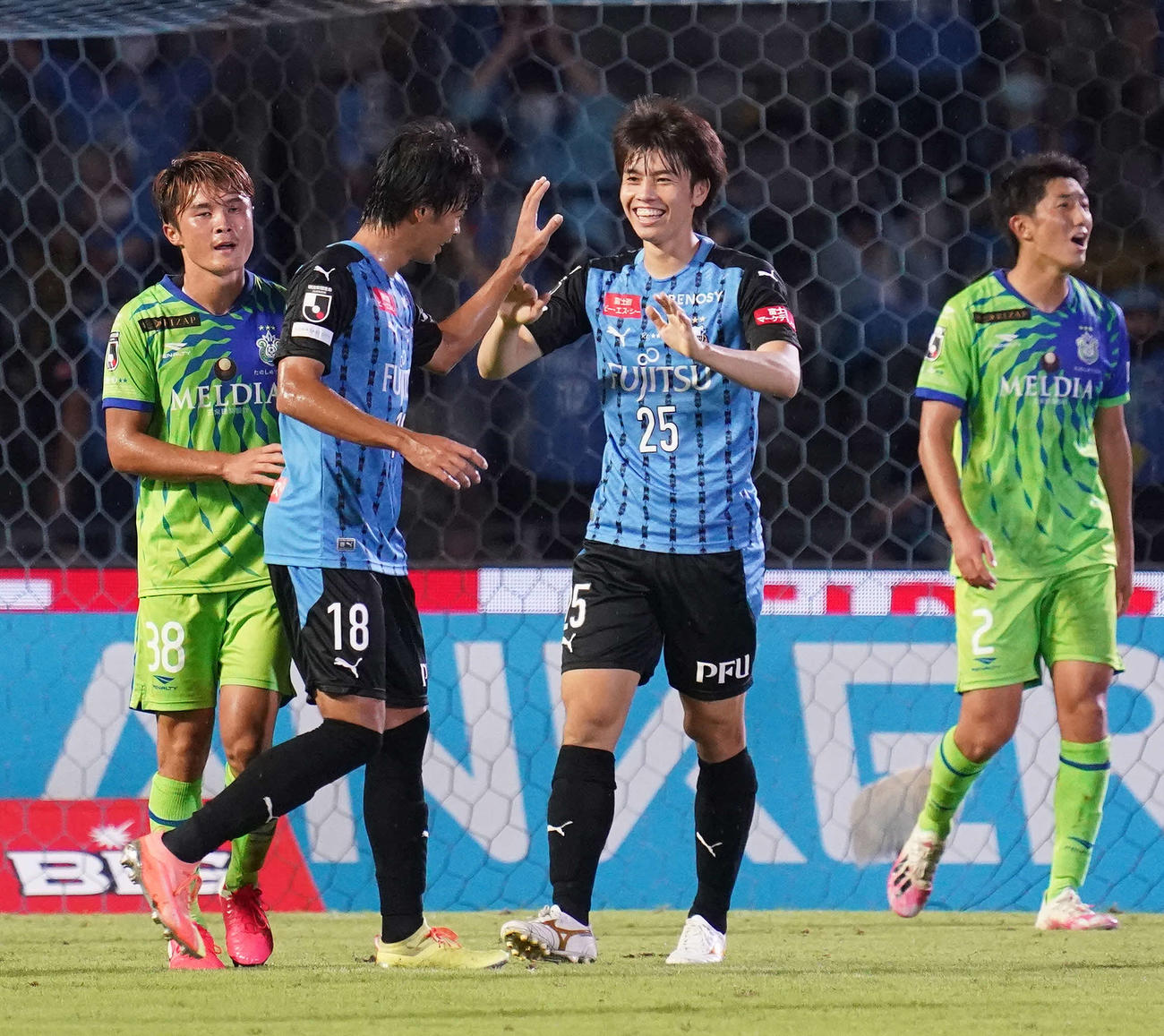 川崎F対湘南　後半、ゴールを決め川崎F・MF三苫（中央左）とタッチをかわす同MF田中（撮影・江口和貴）