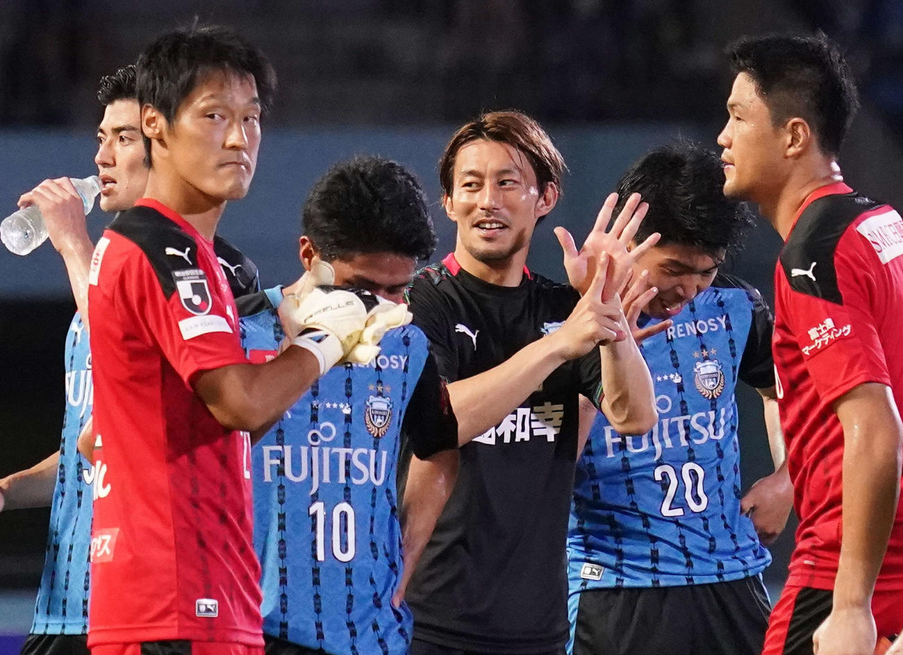 川崎F対湘南　湘南に勝利し6連勝とし手で「6」を見せるMF家長（中央）（撮影・江口和貴）