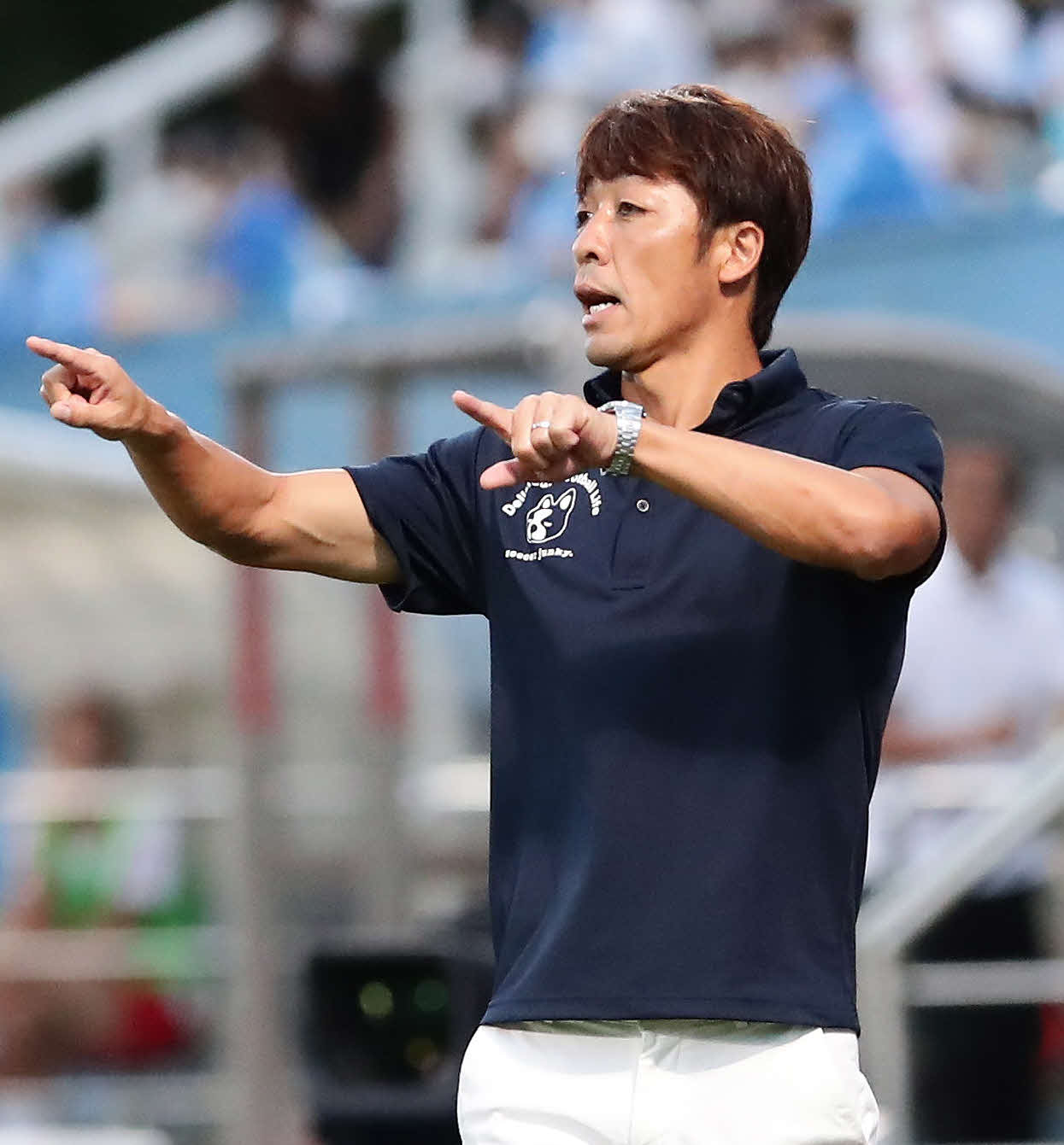 横浜FC対浦和　前半、指示を出す横浜FCの下平監督（撮影・丹羽敏通）