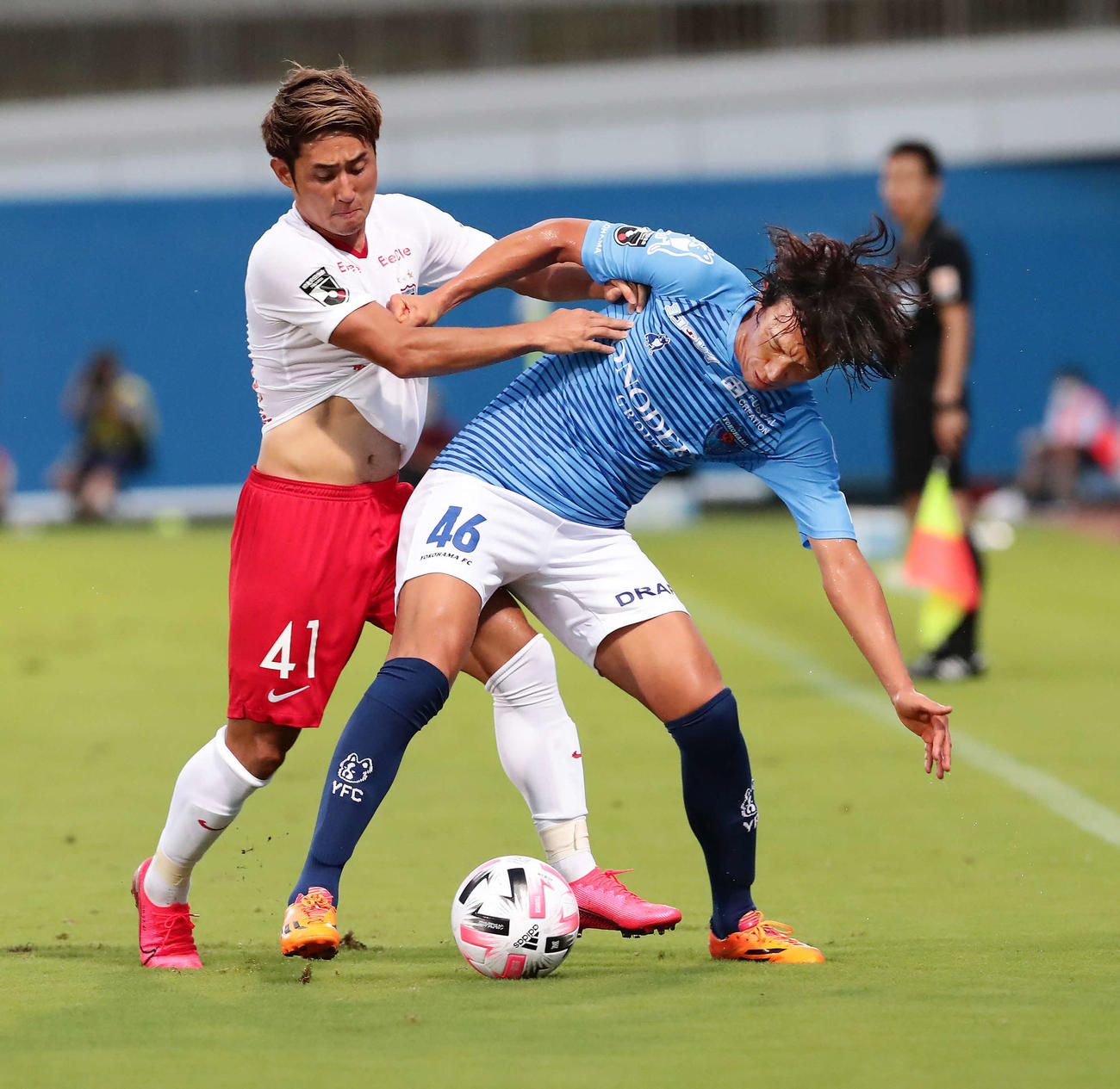 横浜FC対浦和　前半、浦和FW関根（左）と競り合う横浜FC・MF中村（撮影・丹羽敏通）