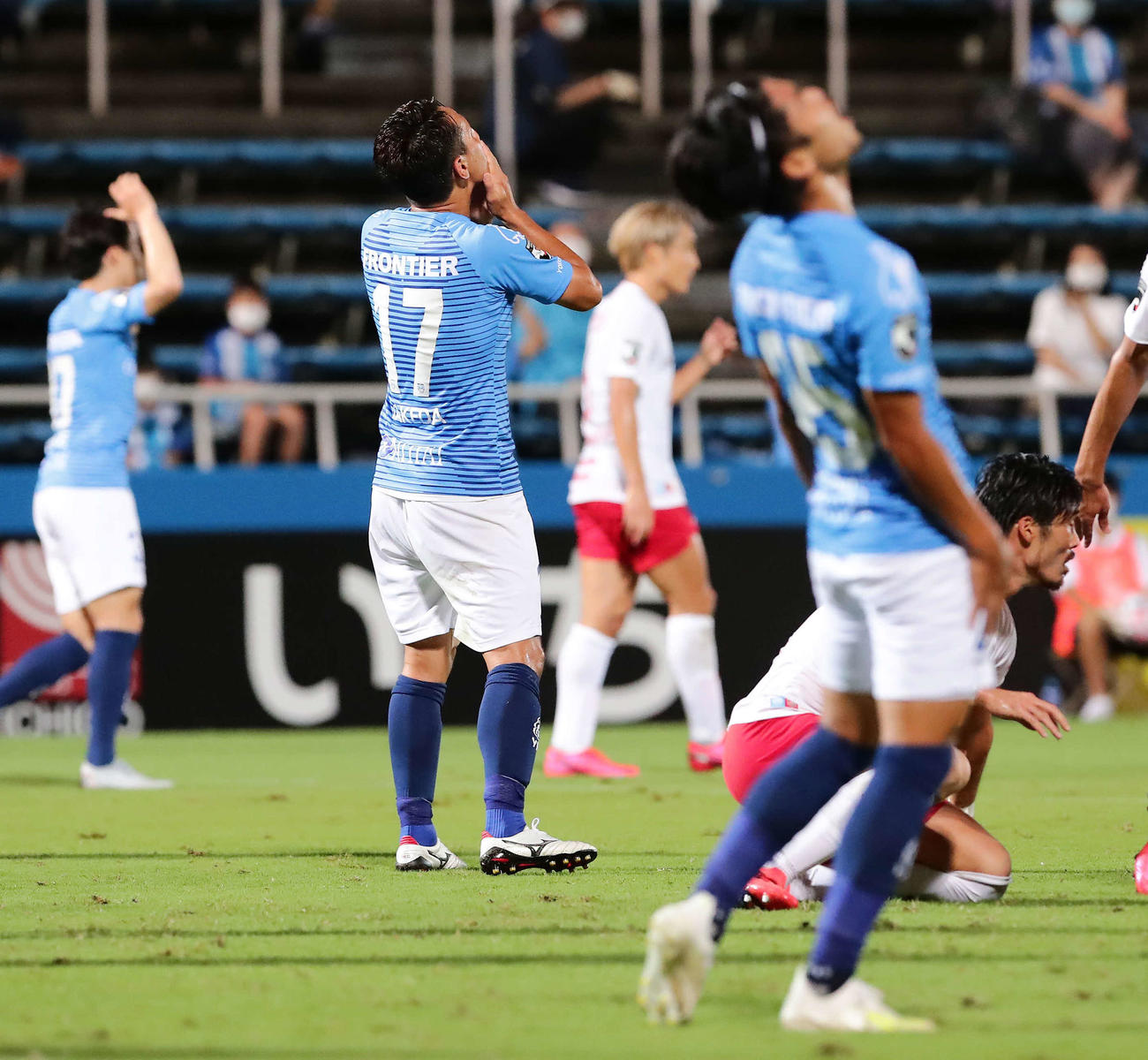 横浜FC対浦和　後半、決定機を逃して顔を覆う横浜FC・MF武田（中央）ら横浜FCイレブン（撮影・丹羽敏通）