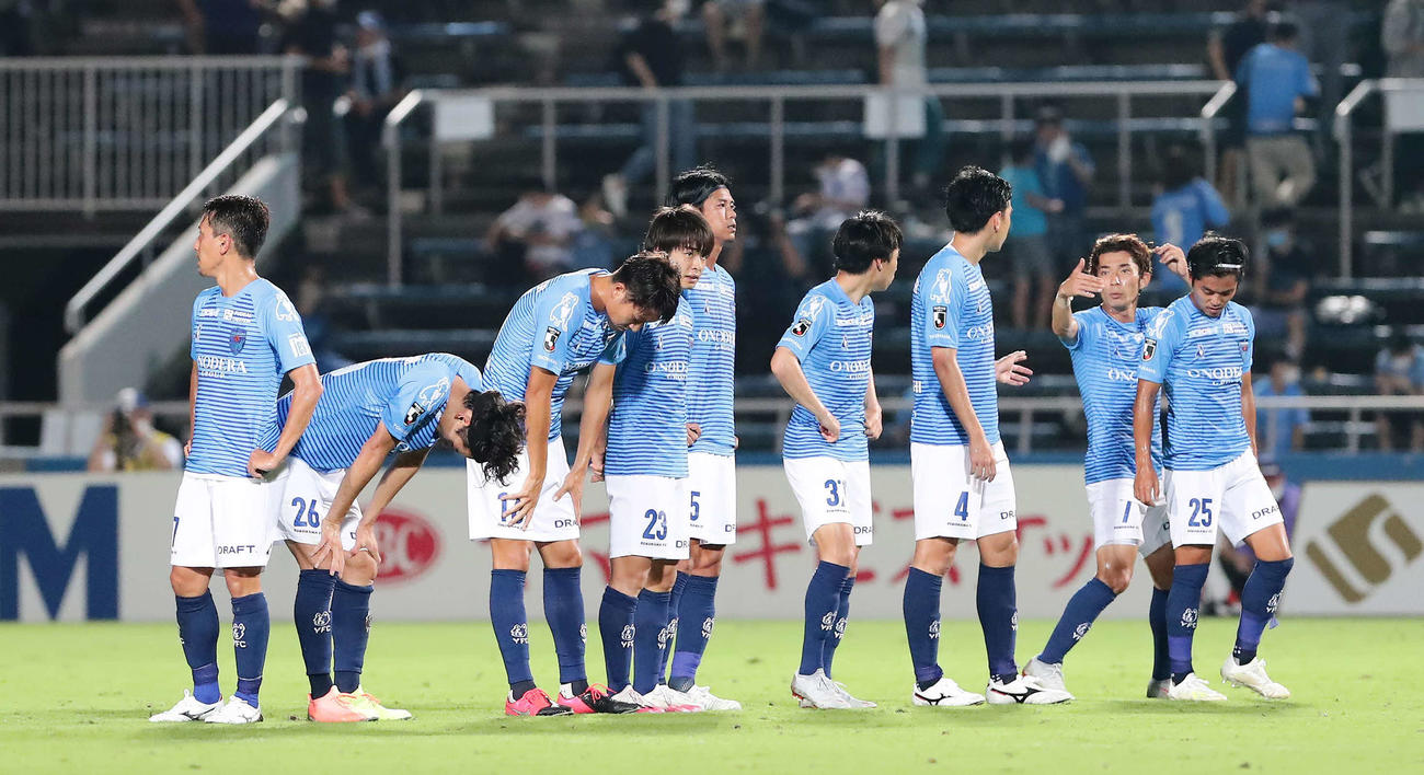 横浜FC対浦和　ホームで敗れて肩を落とす横浜FCイレブン（撮影・丹羽敏通）