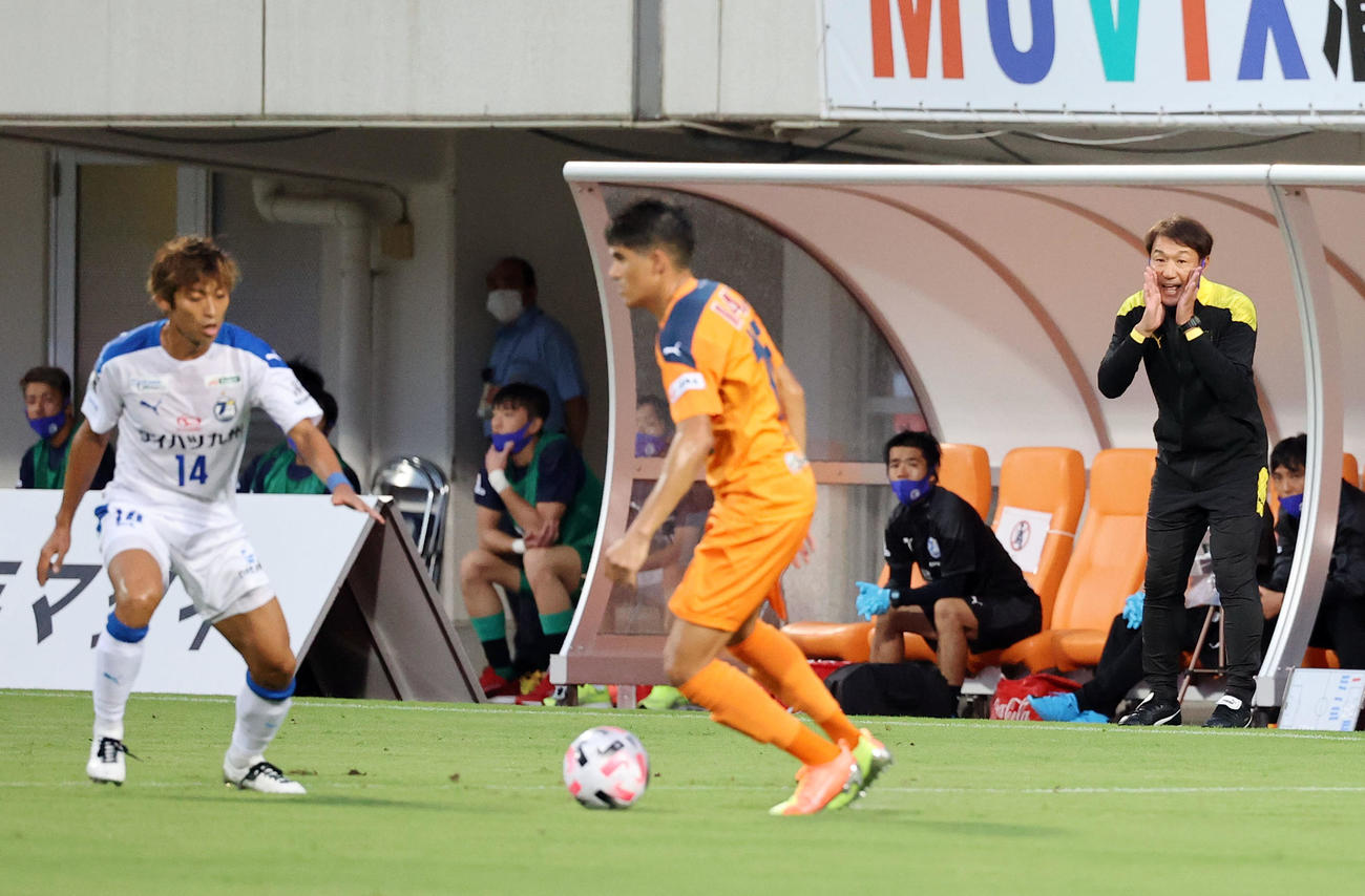 清水対大分　試合中、大声で指示を出す大分片野坂監督（右）（撮影・垰建太）