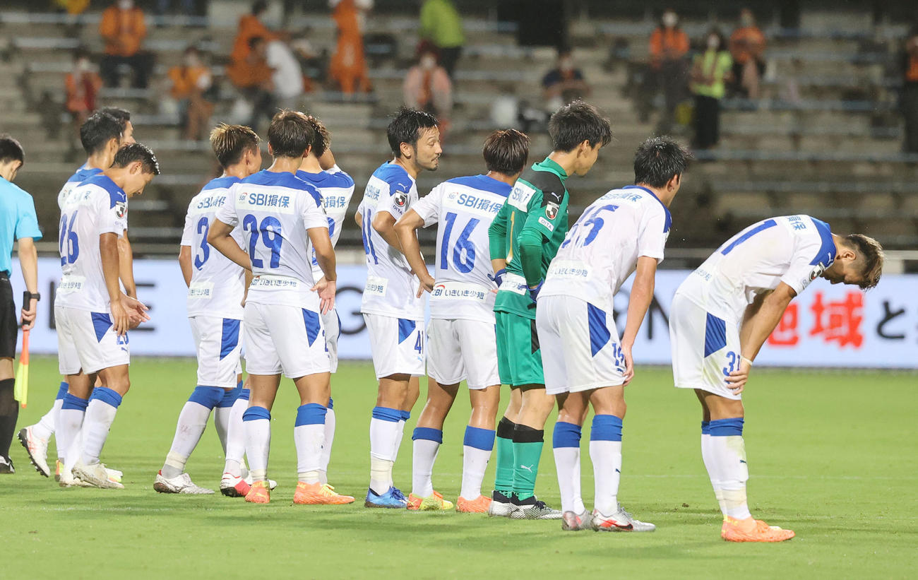 清水対大分　清水に敗れ肩を落とす大分の選手たち（撮影・垰建太）