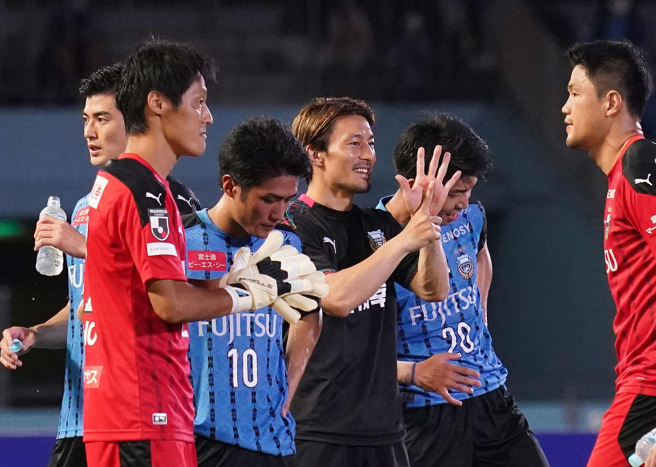 川崎F対湘南　湘南に勝利し6連勝とし手で「6」を見せるMF家長（中央）（撮影・江口和貴）