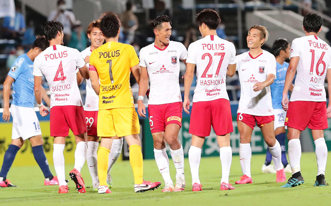 横浜FC対浦和　勝利を喜ぶ槙野（中央）ら浦和イレブン（撮影・丹羽敏通）