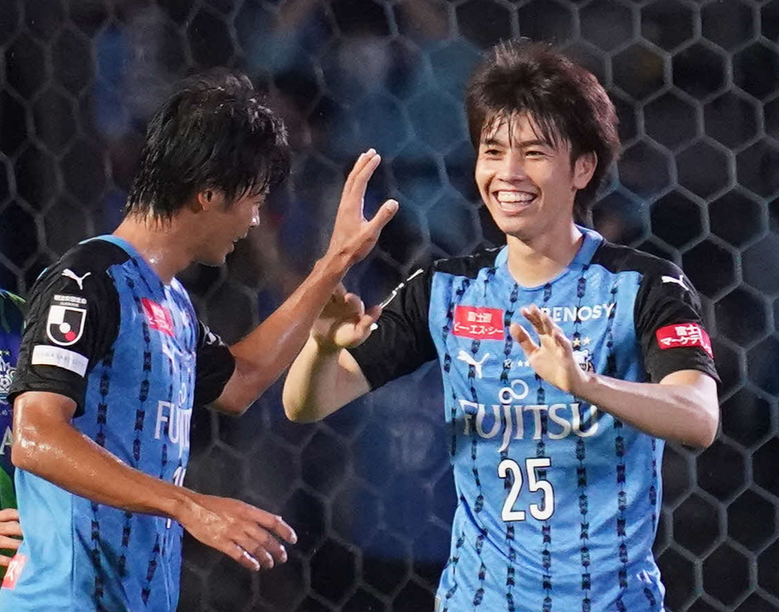 川崎F対湘南　後半、ゴールを決め川崎F・MF三苫（左）とタッチをかわす同MF田中（撮影・江口和貴）