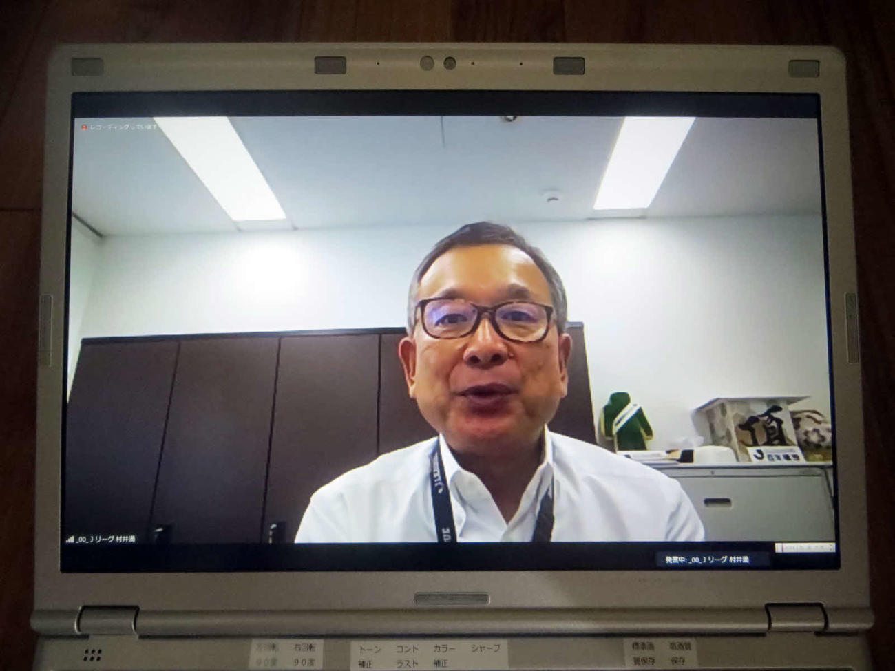 新型コロナウイルス対策連絡会議を終えてオンライン会見に臨むJリーグ村井チェアマン（撮影・山崎安昭）