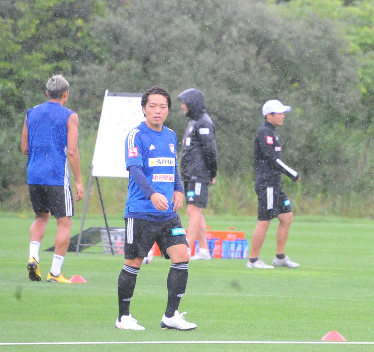 古巣相手に勝利を目指す高木（左から2人目）（撮影・小林忠）
