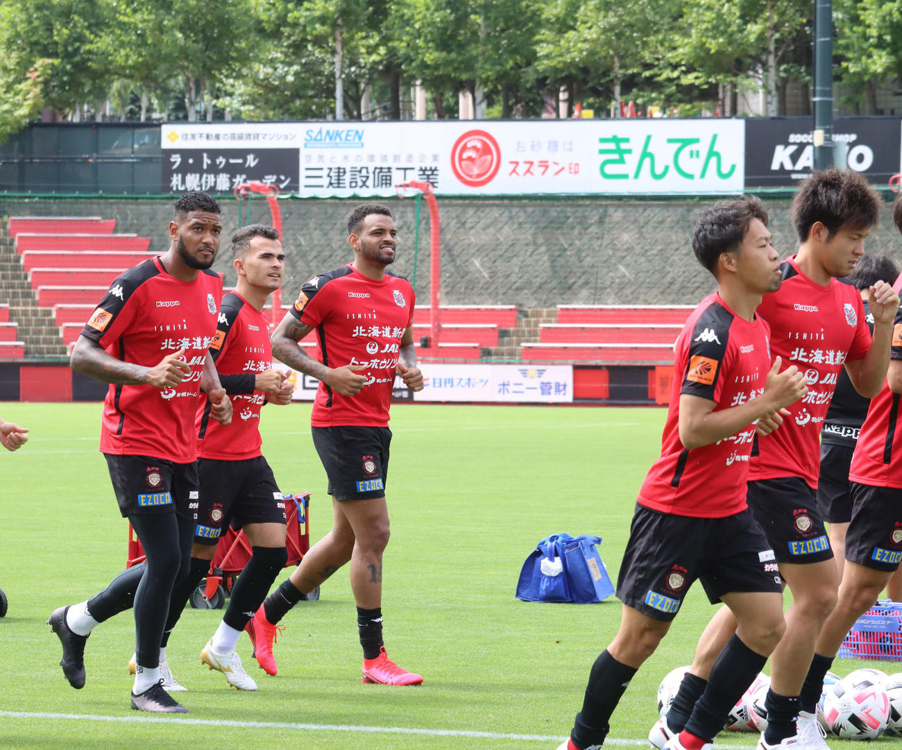 一時帰国していたブラジルから再来日し、チームの練習に復帰した札幌FWロペス（左から3人目）。左端はFWドウグラス、同2人目はMFルーカス（撮影・保坂果那）