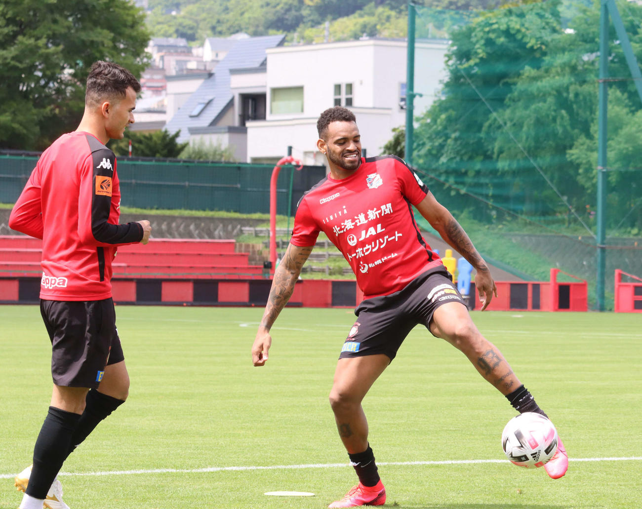 一時帰国していたブラジルから再来日し、チームの練習に復帰した札幌FWロペス（右）（撮影・保坂果那）