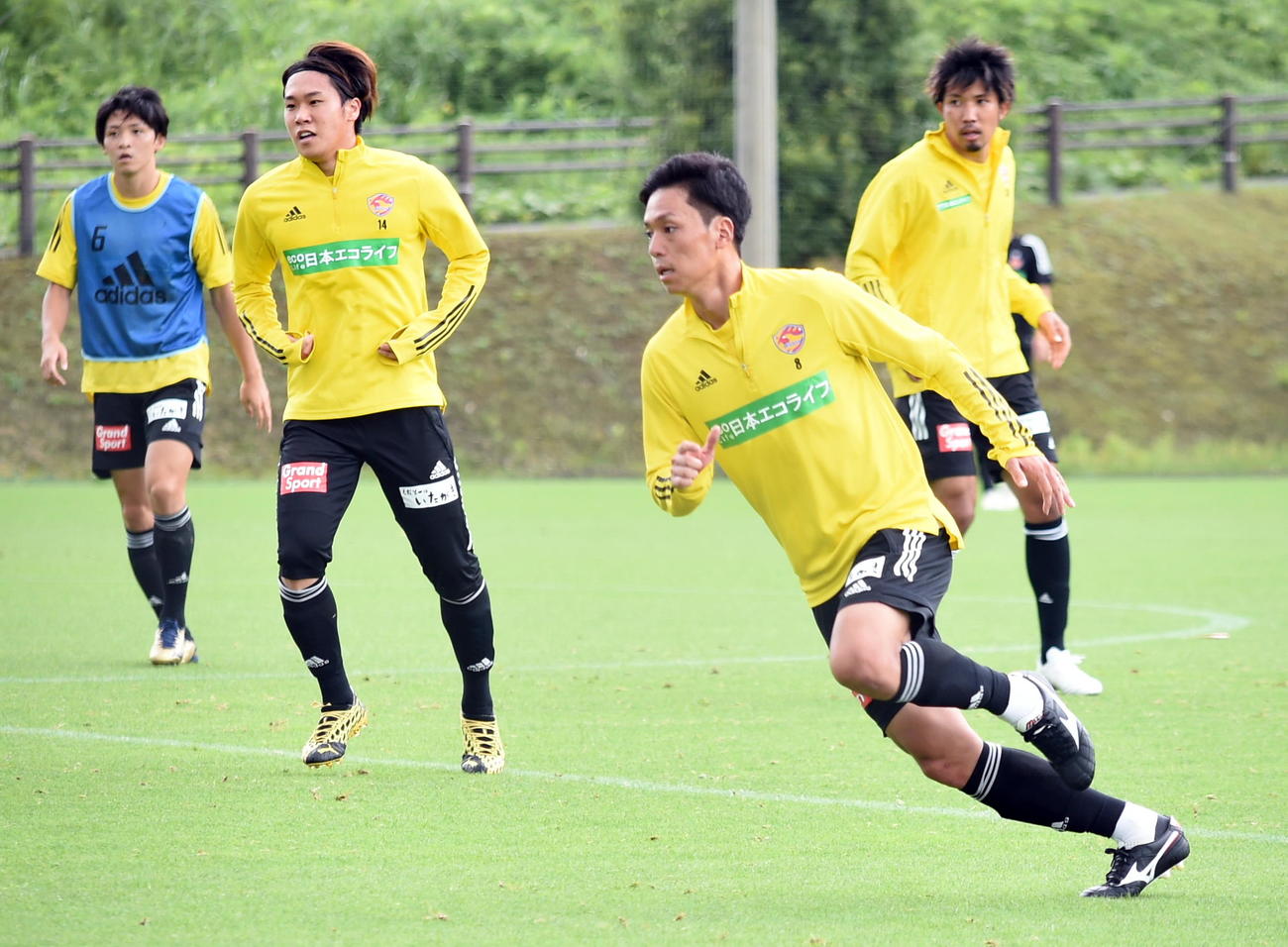 ボールを目がけて走る仙台MF松下（右から2人目）。左からDF真瀬、MF石原、1人おいてDF柳（撮影・山田愛斗）