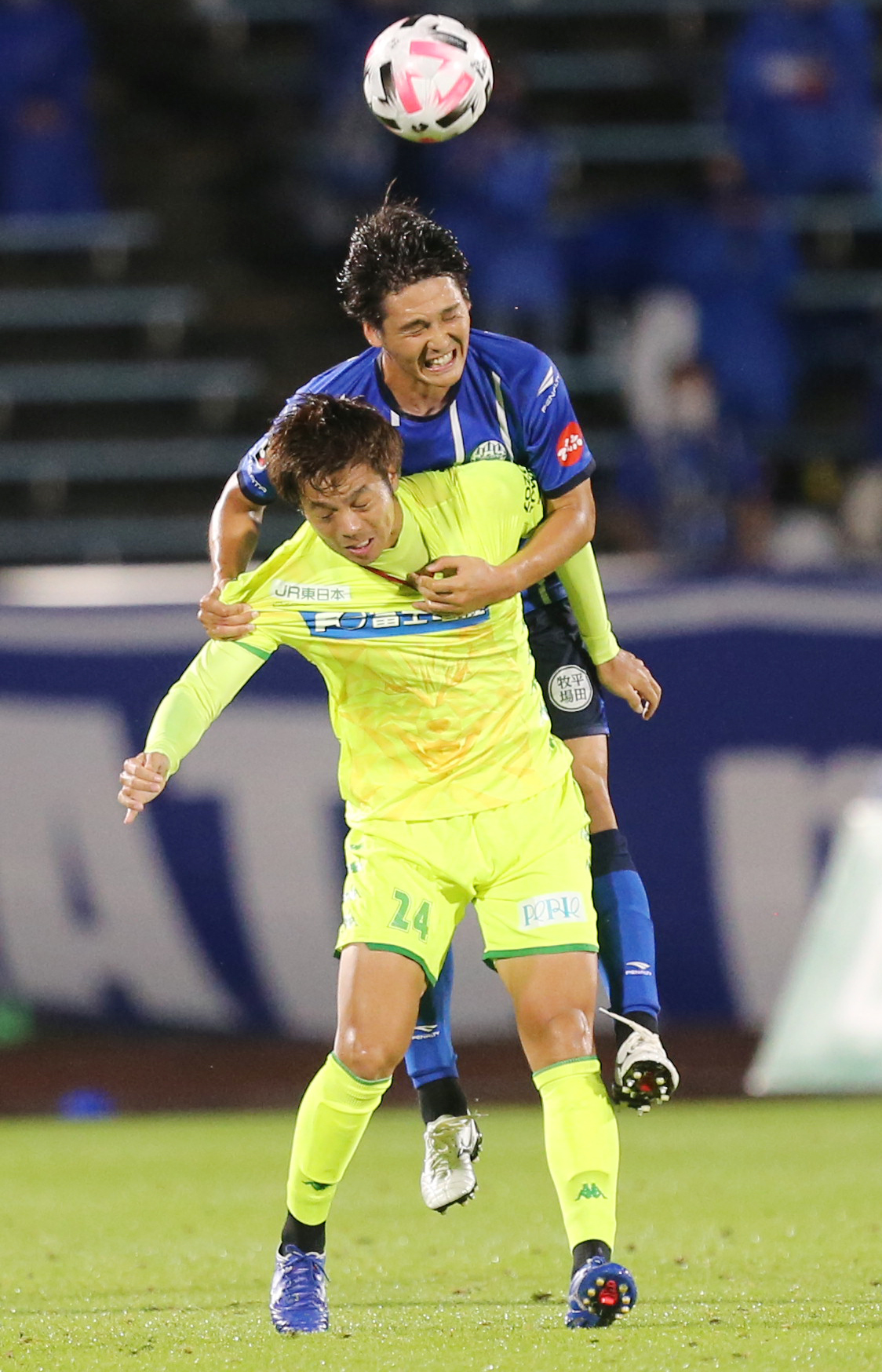 山形対千葉　前半、千葉FW山下（下）と競りあう山形DF熊本（撮影・野上伸悟）