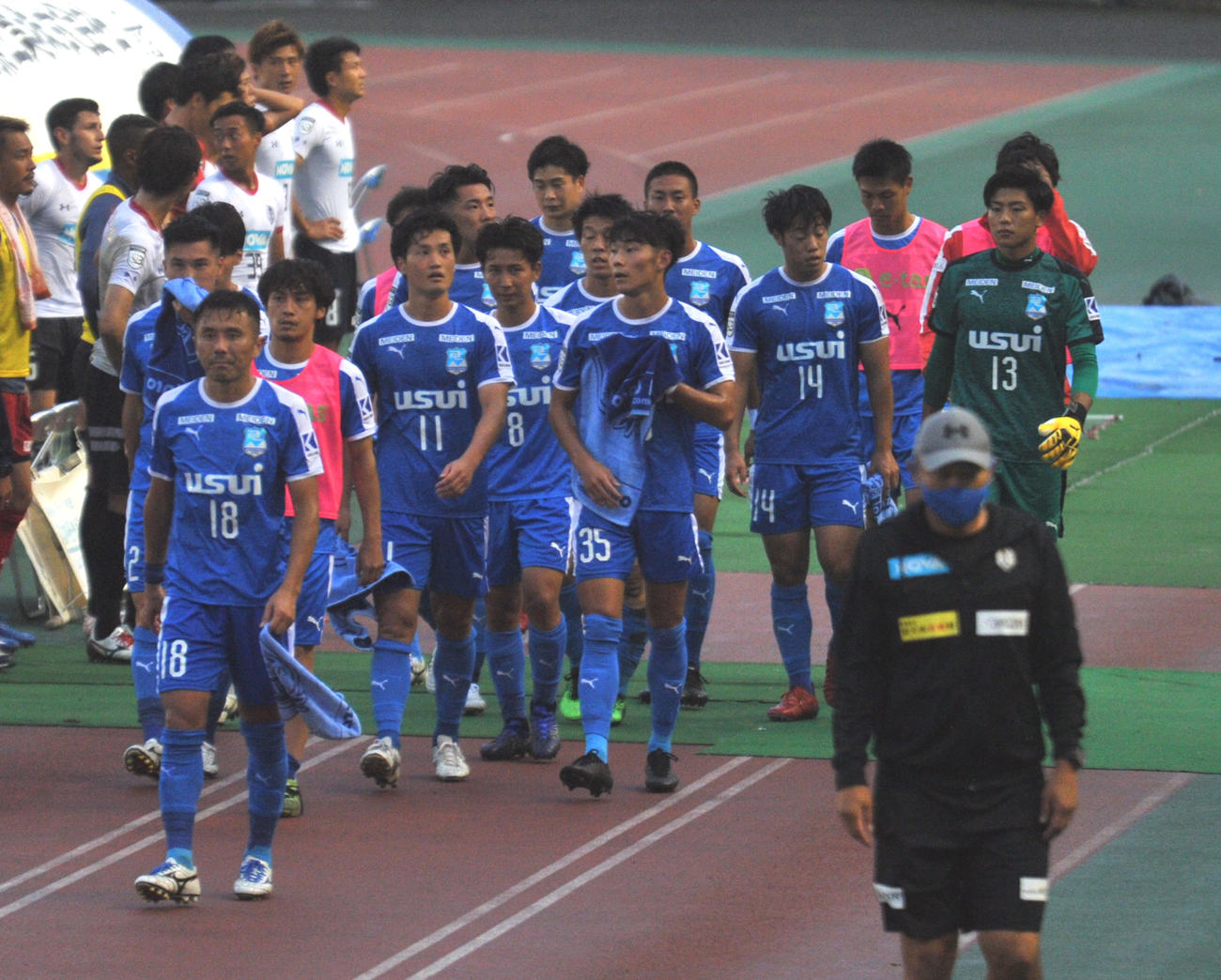 試合後、サポーターへあいさつに向かう沼津イレブン