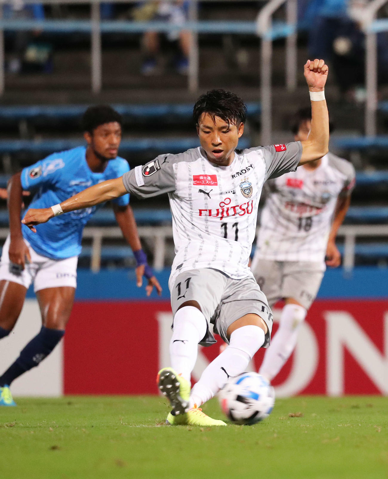 横浜FC対川崎F　後半、PKでゴールを決める川崎F・FW小林（2020年7月18日撮影）