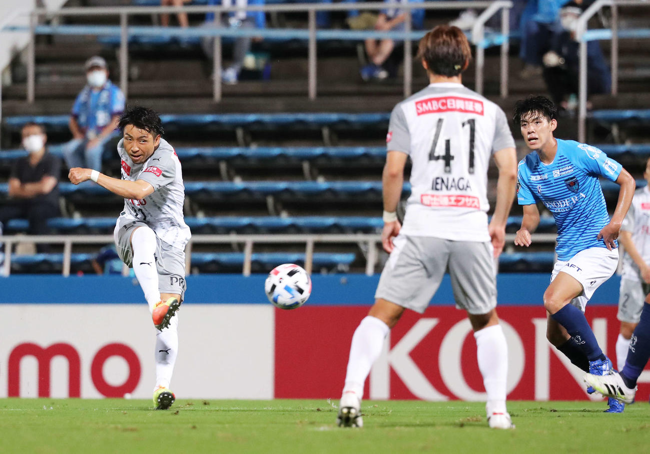 横浜FC対川崎F　後半、シュートを決める川崎F・FW小林（2020年7月18日撮影）