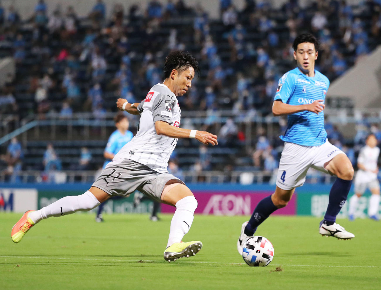 横浜FC対川崎F　後半、ボールを追う川崎F・FW小林（左）と横浜FC・DF小林（撮影・河田真司）