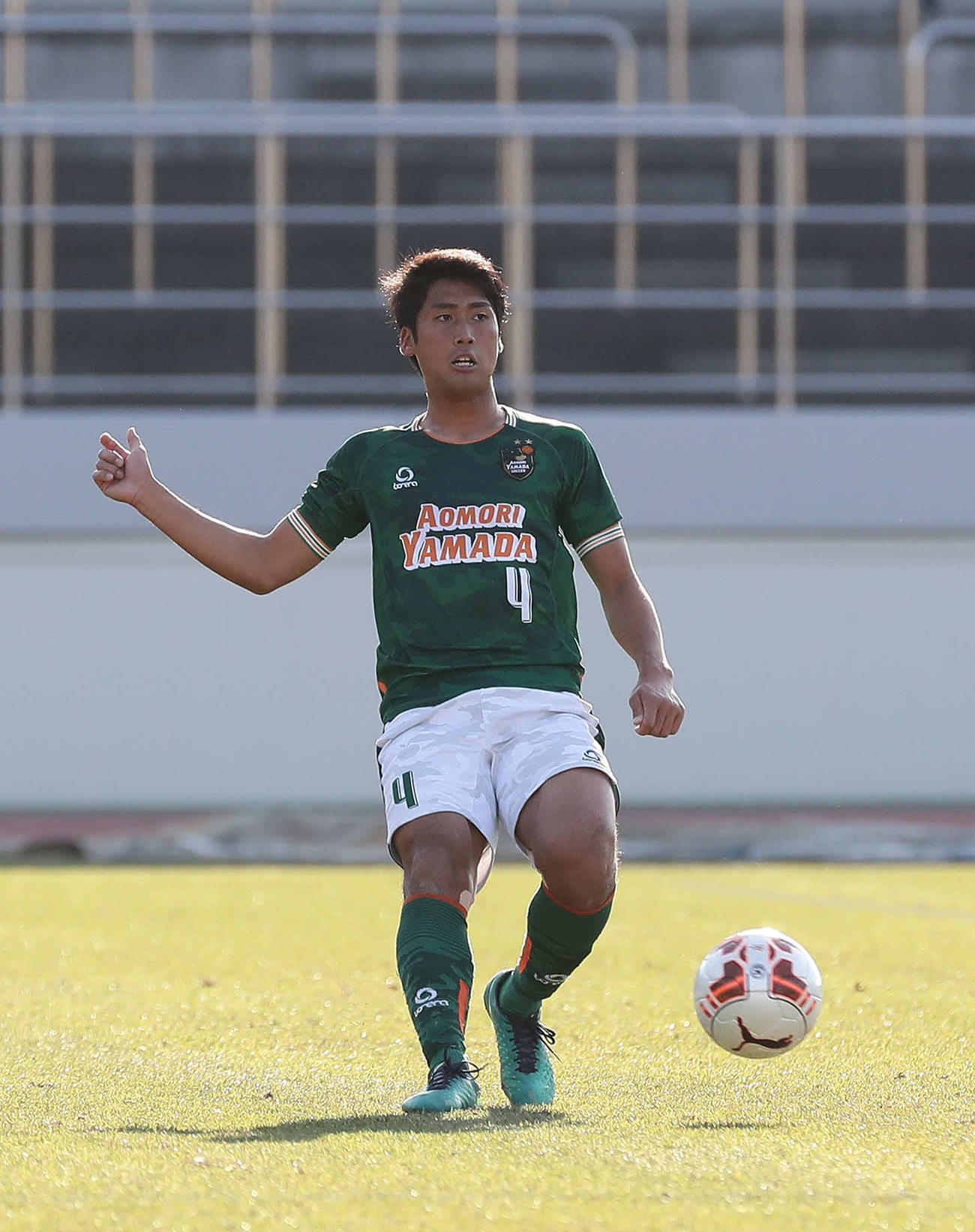 17年1月、全国高校サッカー選手権でプレーする青森山田DF橋本恭輔