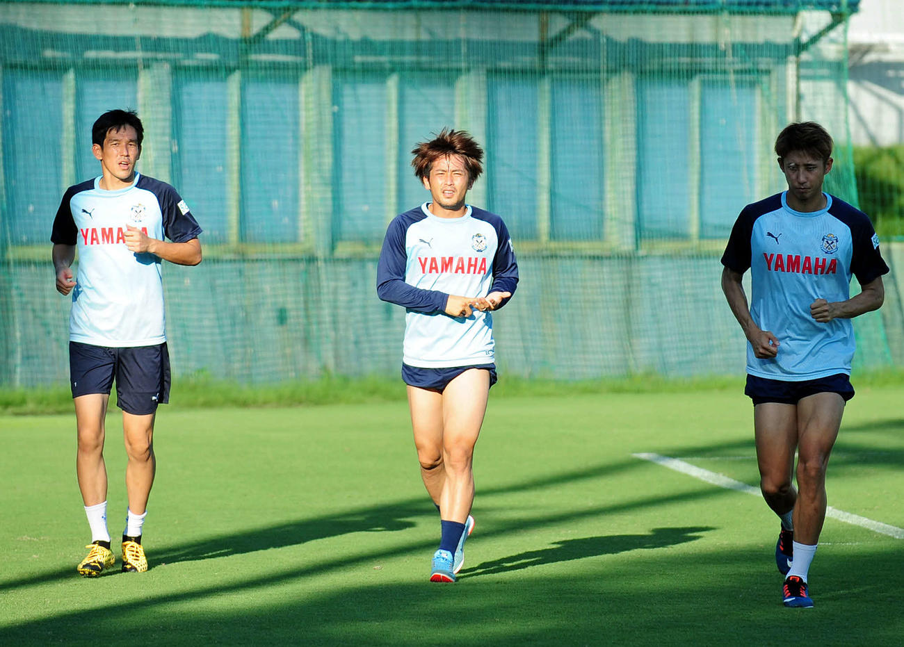 練習後、クールダウンする左からGK八田、DF小川大、MF伊藤