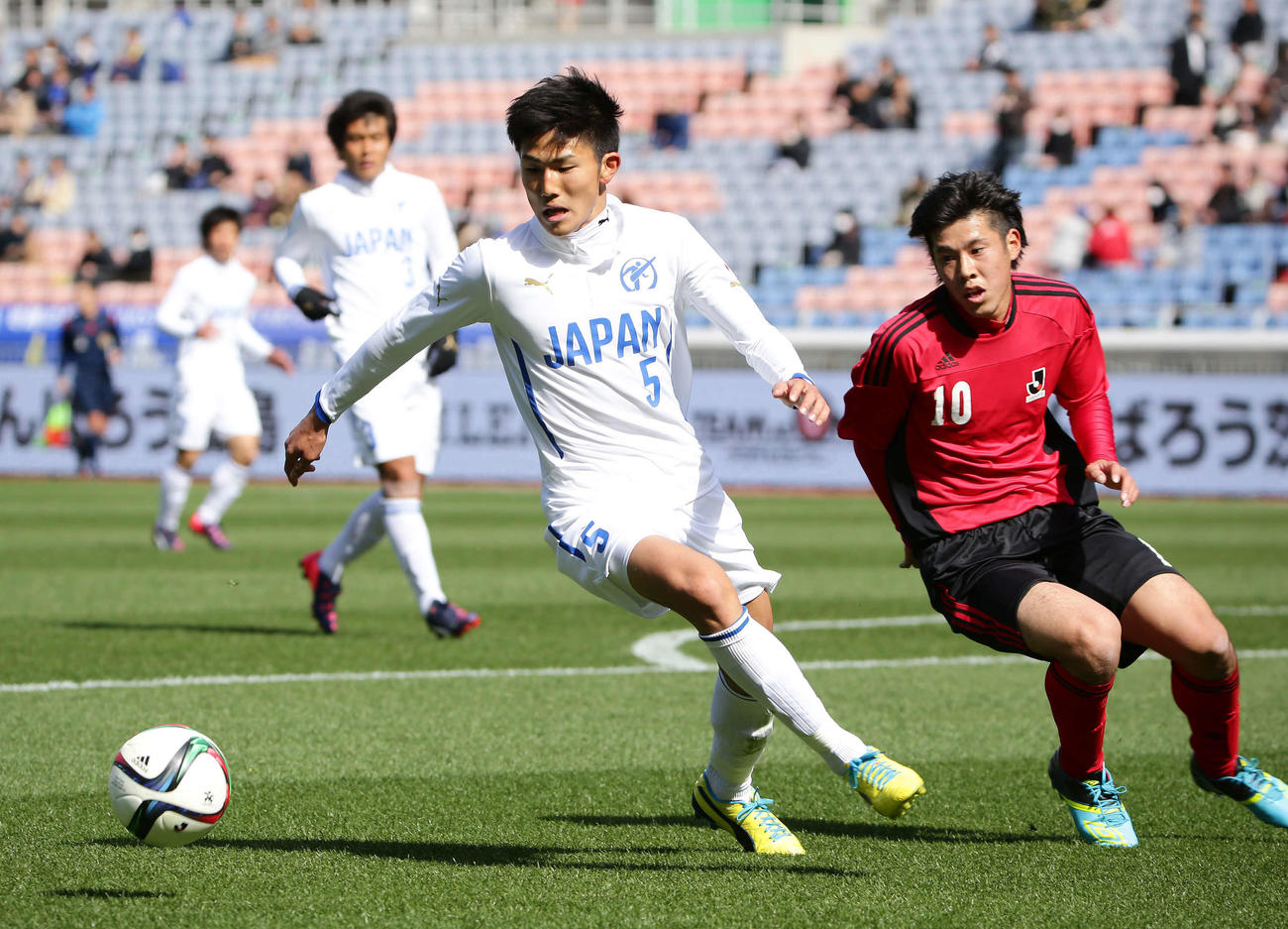 15年2月、日本高校サッカー選抜としてプレーする渡辺（手前左）