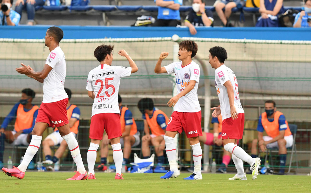 横浜FC対広島　前半、先制点を奪った広島MF森島（右から2人目）はチームメートと肘タッチ（撮影・山崎安昭）