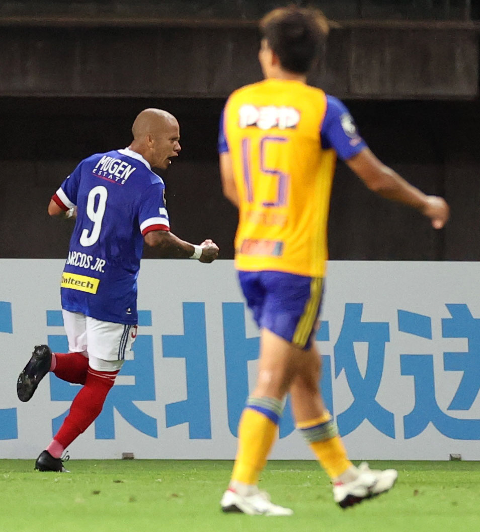仙台対横浜　後半ロスタイム、ゴールを決める横浜FWマルコス・ジュニオール（左）（撮影・狩俣裕三）
