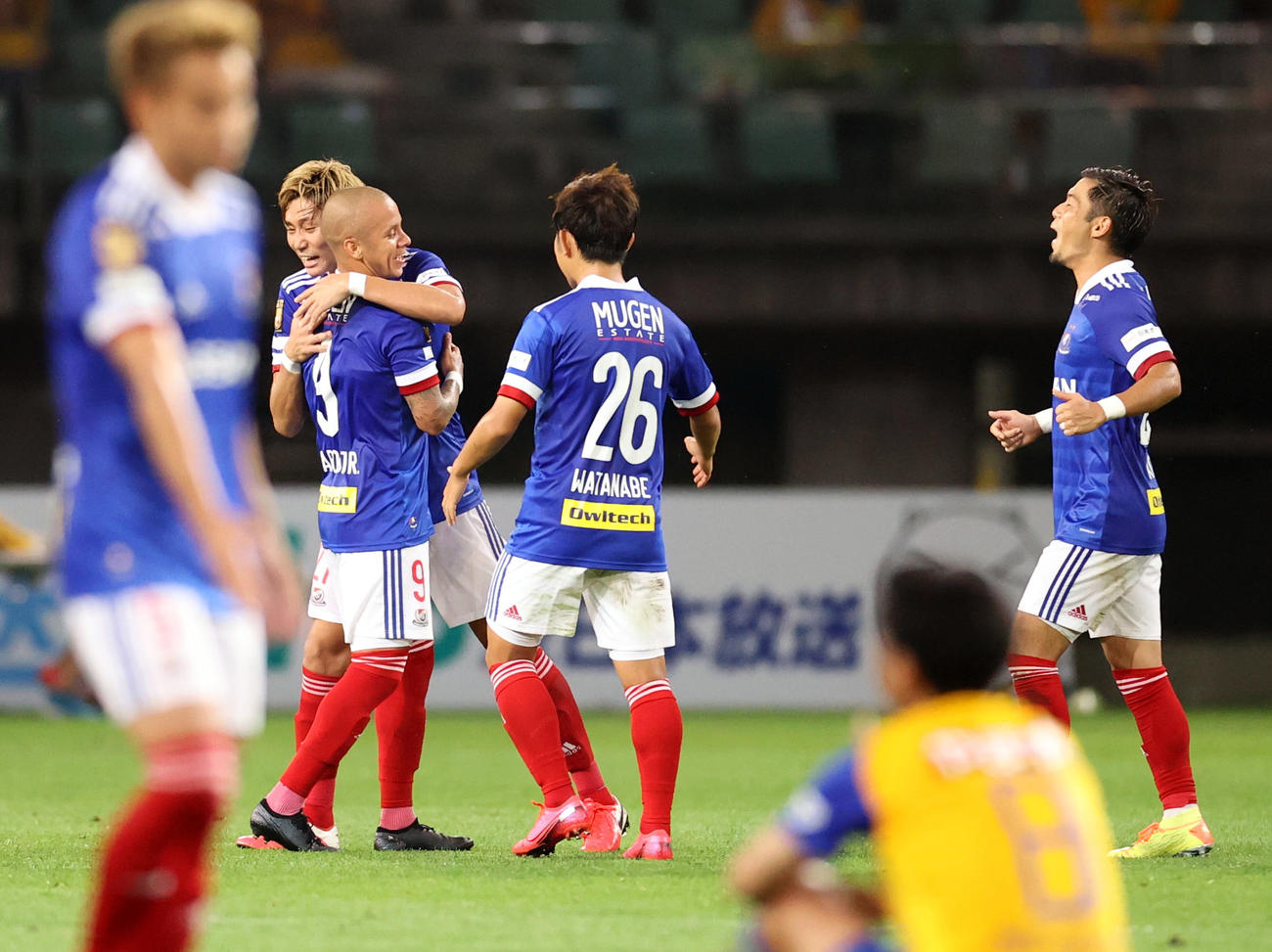 仙台対横浜　試合終了後、ロスタイムにゴールを決めた横浜FWマルコス・ジュニオール（中央左）を祝福する選手たち（撮影・狩俣裕三）