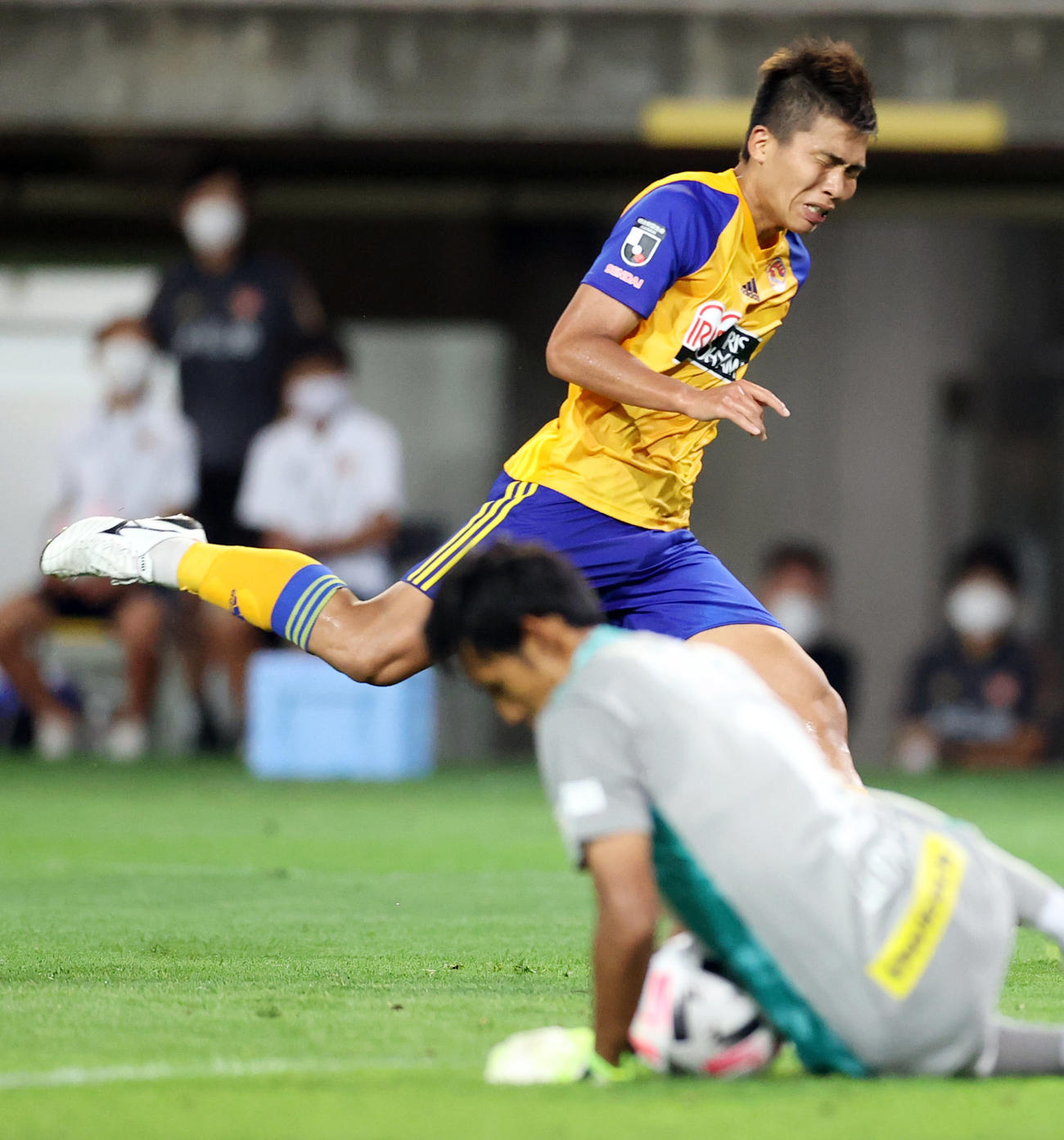仙台対横浜　後半、シュートを横浜GK朴（手前）に止められ悔しがる仙台FW西村（撮影・狩俣裕三）