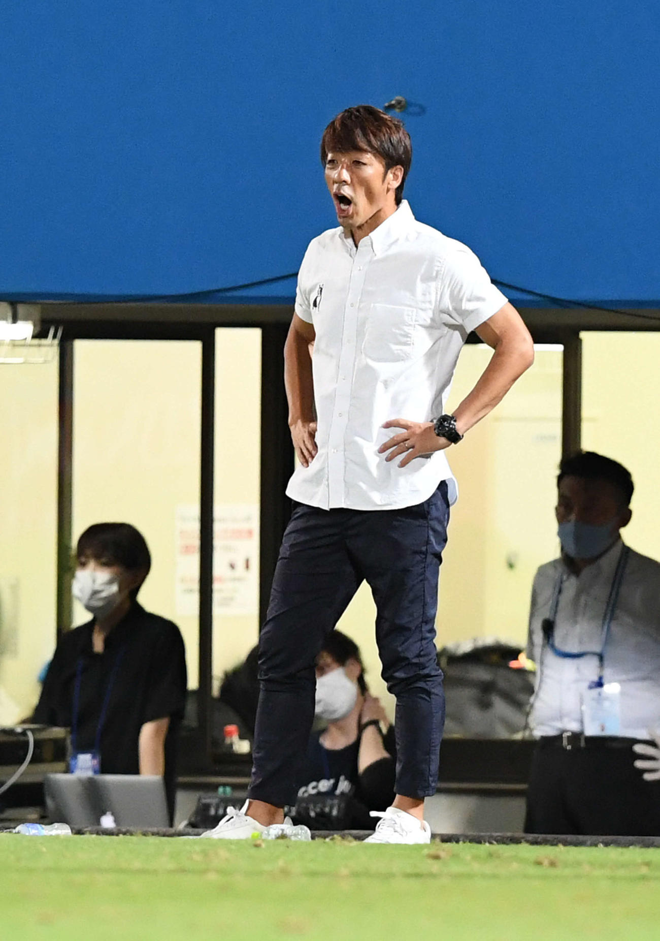 横浜FC対広島　後半、指示を出す横浜FC下平監督（撮影・山崎安昭）