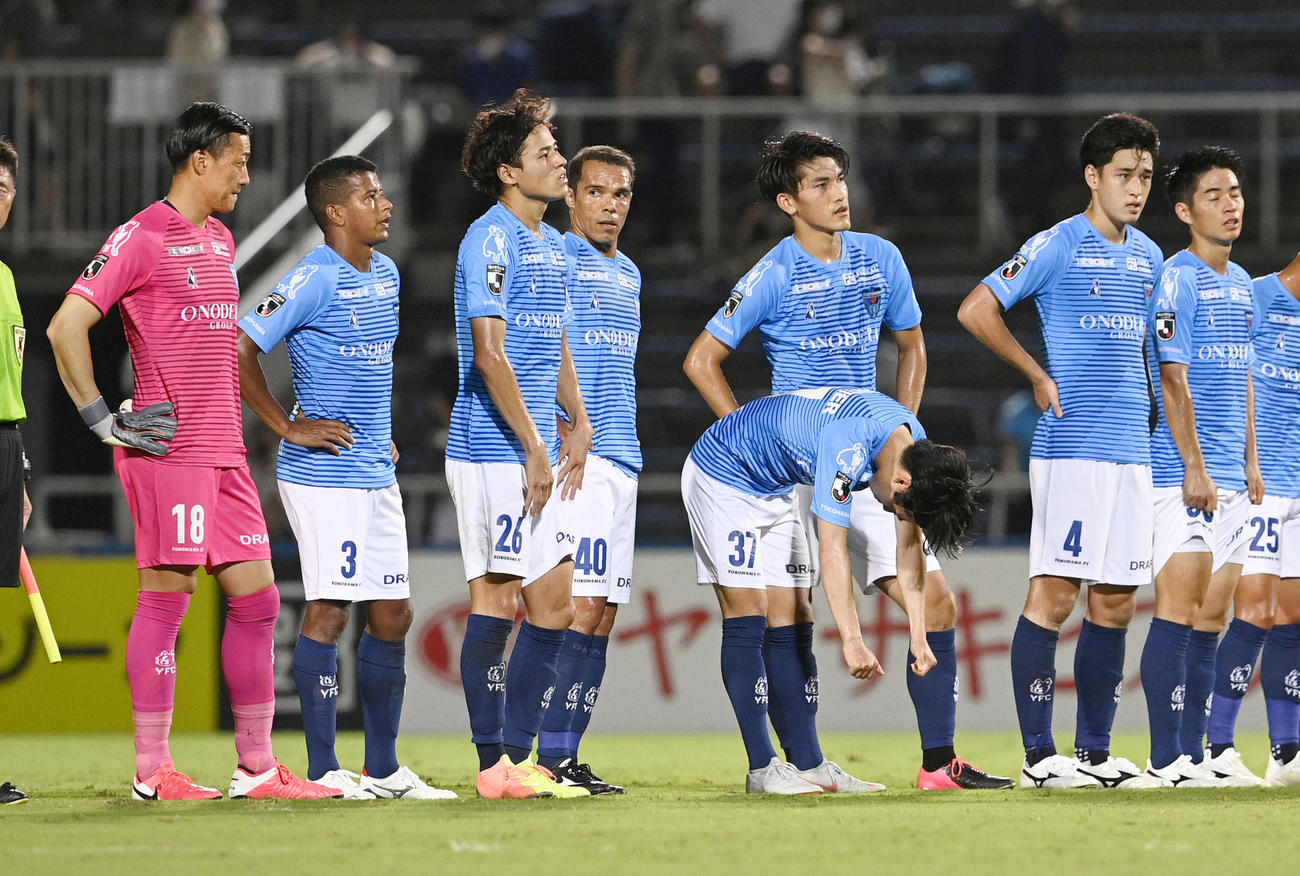 広島に敗れ、肩を落とすGK南（左端）ら横浜FCイレブン（共同）