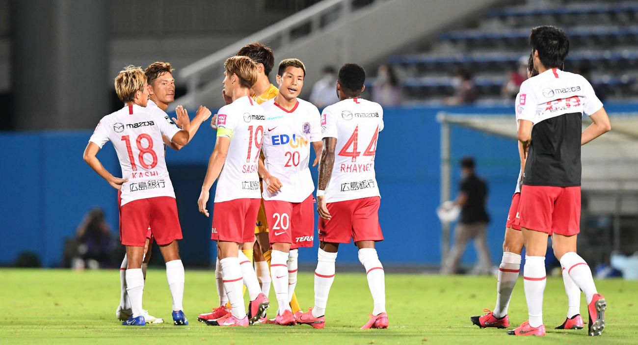 横浜FC対広島　集まって勝利を喜ぶ青山（左から2人目）ら広島の選手たち（撮影・山崎安昭）