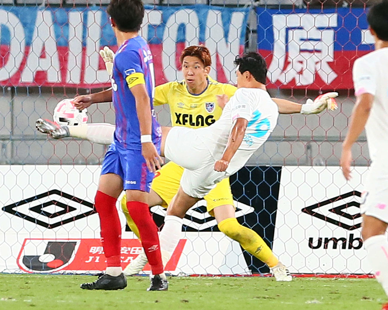 東京対鳥栖　後半、ゴールを決める鳥栖FW趙東建（中央）。東京GK林（撮影・足立雅史）