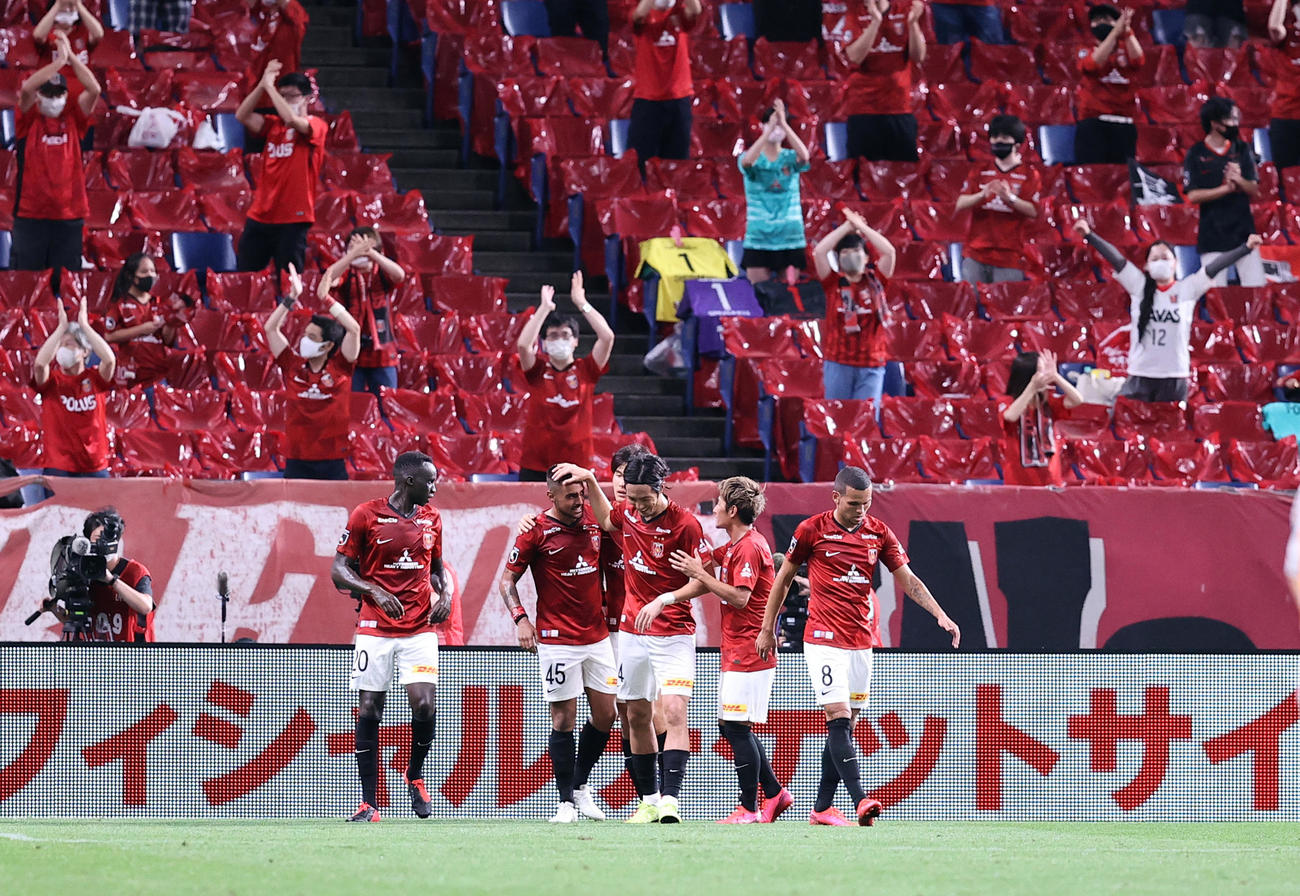 浦和対清水　後半、ゴールを決めた浦和FWレオナルド（左から2人目）はイレブンに祝福される（撮影・浅見桂子）