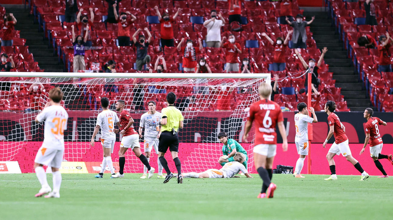 浦和対清水　後半、浦和FWレオナルド（左から3人目）にゴールを決められ、清水イレブンはがっくり（撮影・浅見桂子）