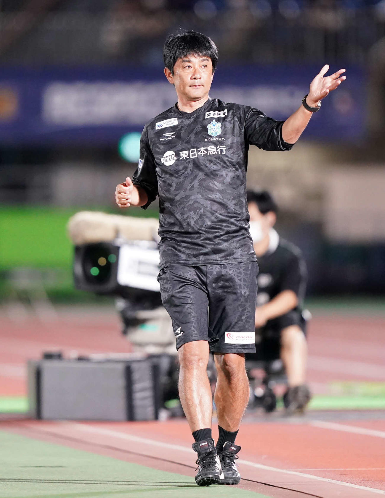 湘南対C大阪　前半、指揮を執る湘南浮嶋監督（撮影・江口和貴）