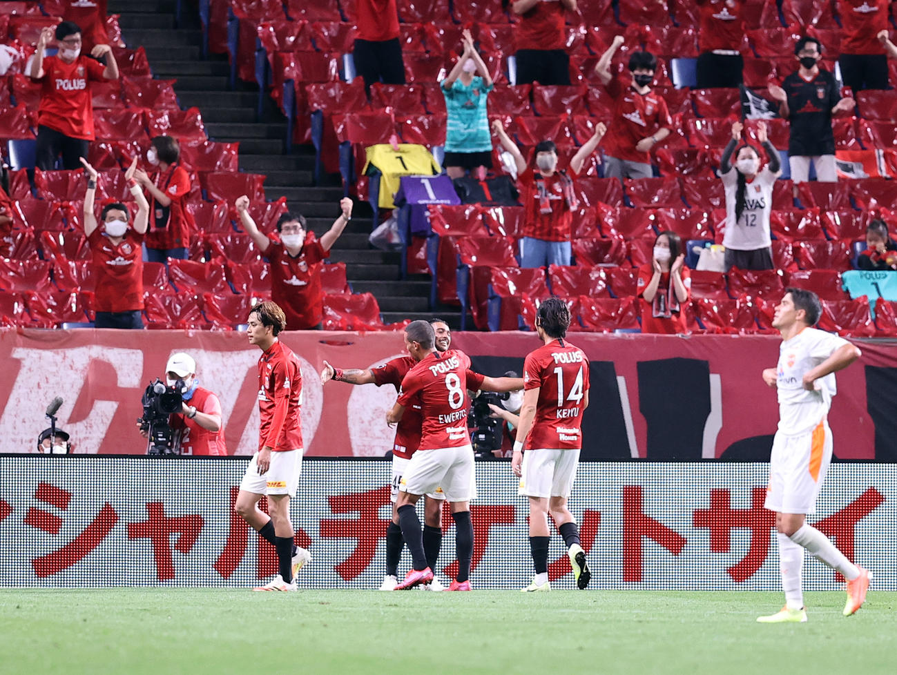 浦和対清水　後半、ゴールを決めた浦和FWレオナルド（中央奥）はイレブンと抱き合い喜ぶ（撮影・浅見桂子）
