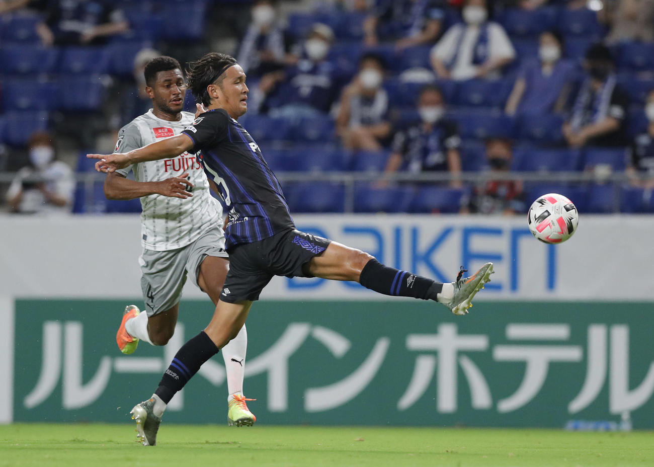 G大阪対川崎F　前半、スペースへ抜け出すも惜しくもパスに届かないG大阪FW宇佐美（撮影・前田充）