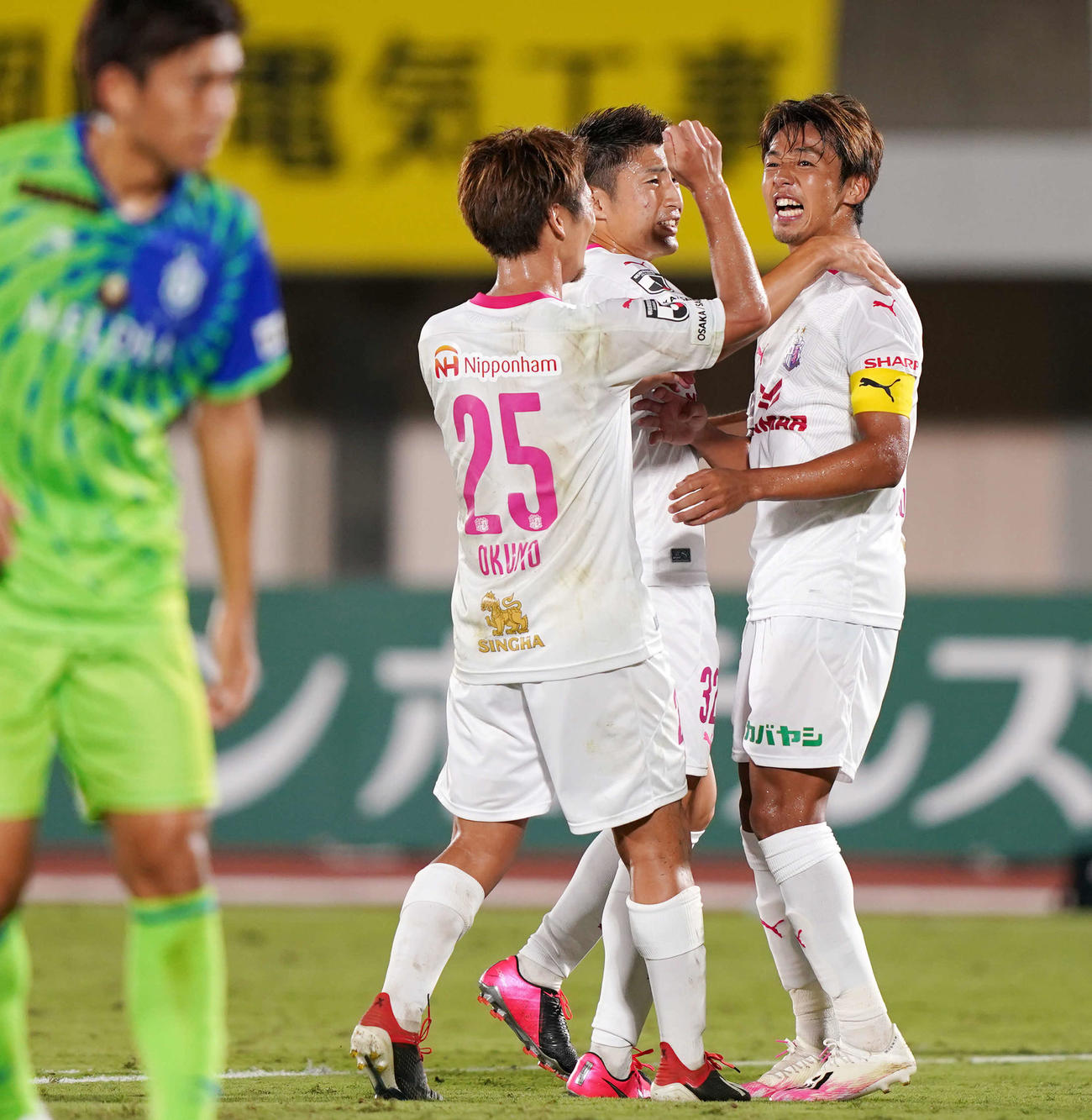 湘南対C大阪　後半、PKで先制ゴールを決め喜ぶC大阪MF清武（右）（撮影・江口和貴）