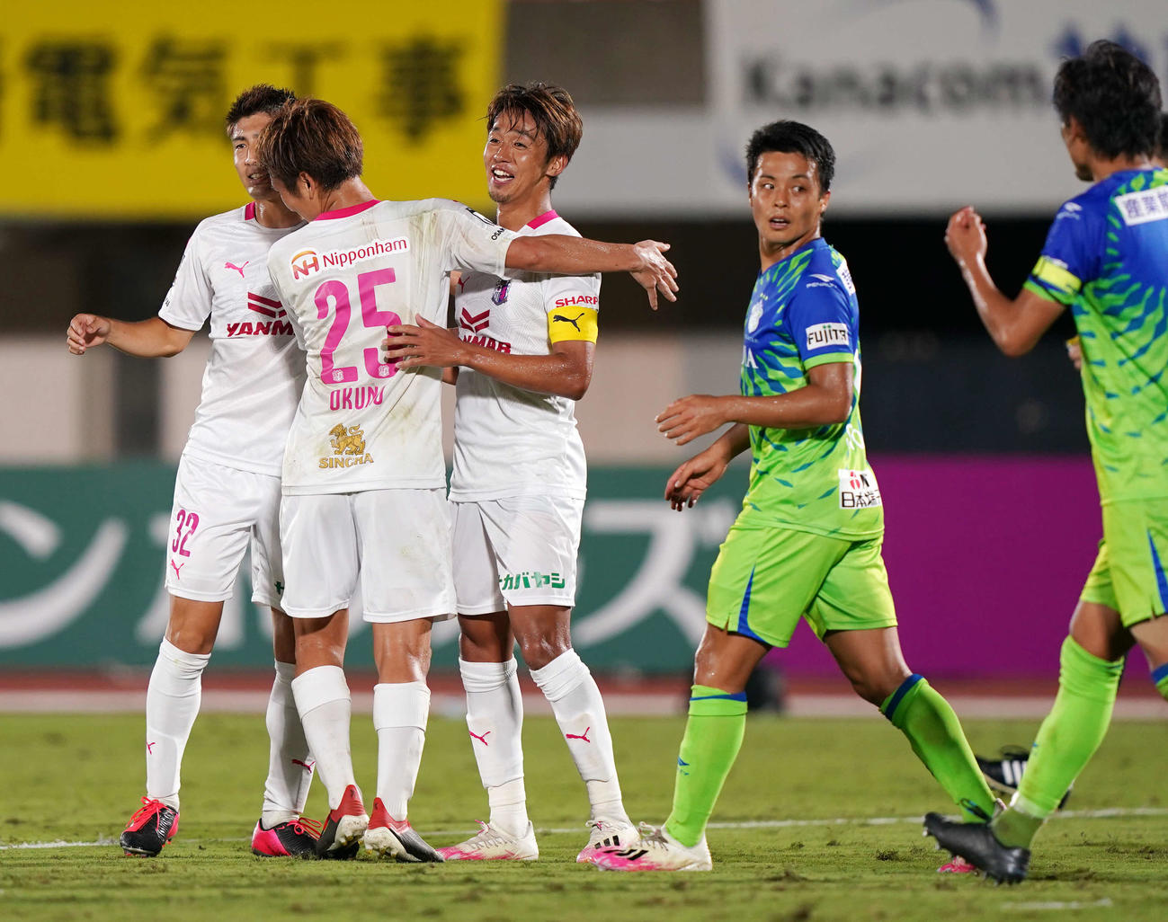 湘南対C大阪　後半、PKで先制ゴールを決め喜ぶC大阪MF清武（中央）（撮影・江口和貴）