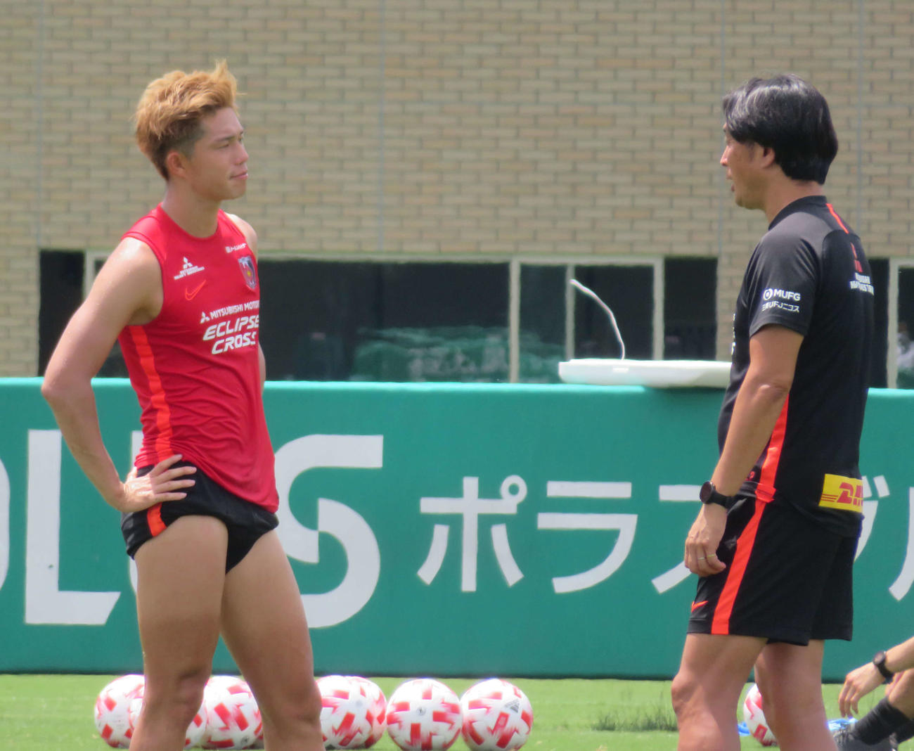 練習後、大槻監督（右）と1対1で会話する浦和DF荻原