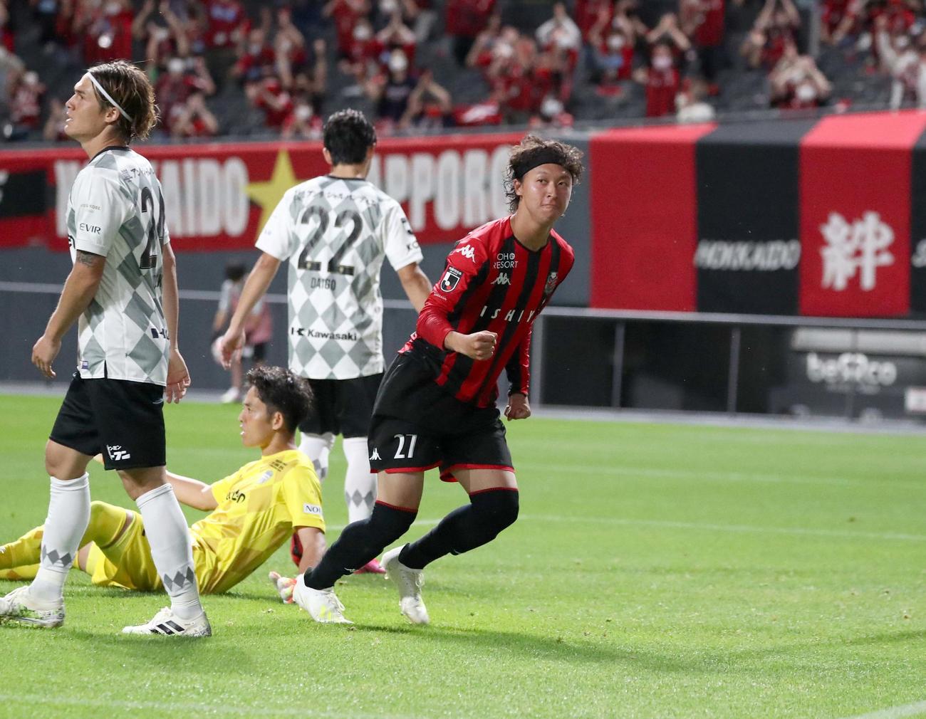 札幌対神戸　後半3分、ゴールを決めガッツポーズの札幌MF荒野（撮影・黒川智章）