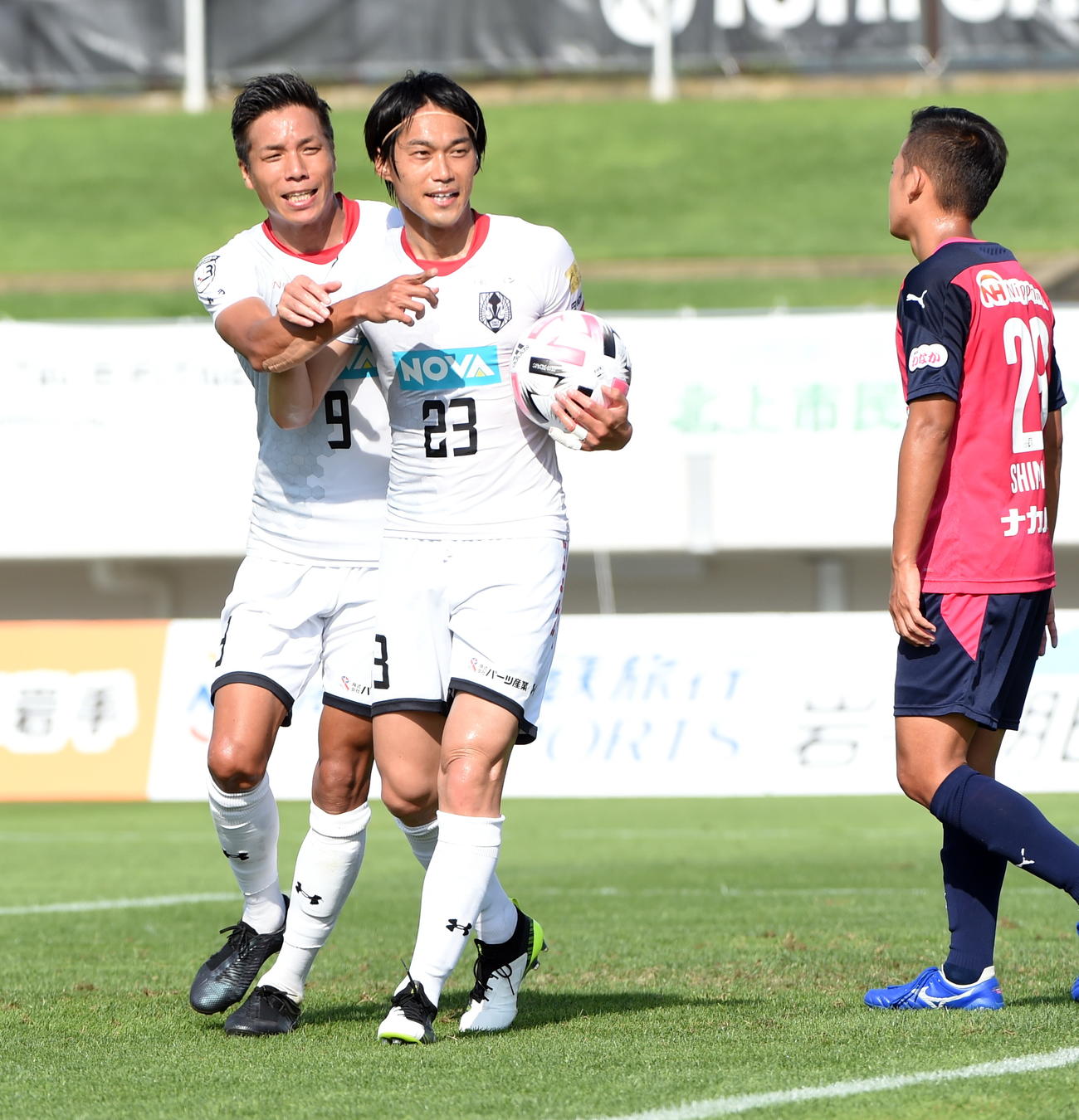 岩手対C大阪U－23　前半34分、同点ゴールを決めて歓喜する岩手MF橋本（中央）とFW岸田（左）（撮影・山田愛斗）