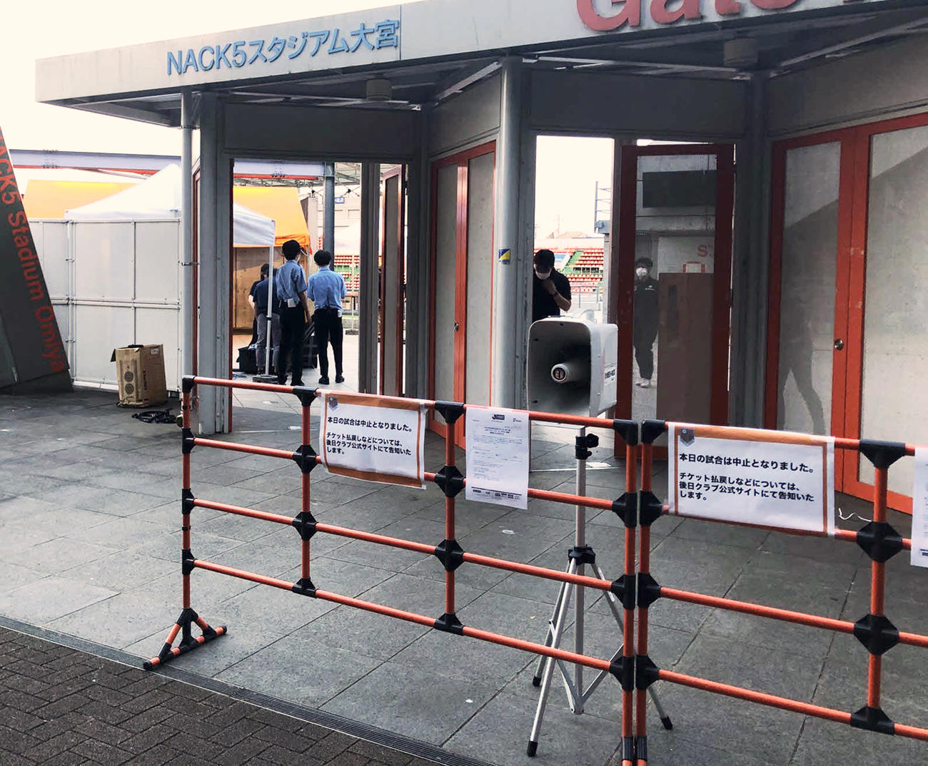 試合が中止となり、張り紙が出されたNACK5スタジアム（撮影・岡崎悠利）