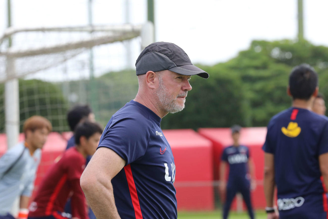 前日練習を見守る、鹿島のザーゴ監督（C）KASHIMA　ANTLERS