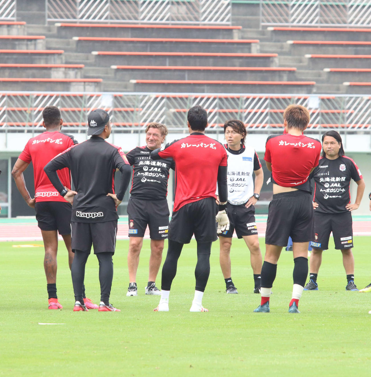 ルヴァン杯広島戦に向けた練習を終え、選手を集合させる札幌ペトロビッチ監督（左から3人目）（撮影・保坂果那）